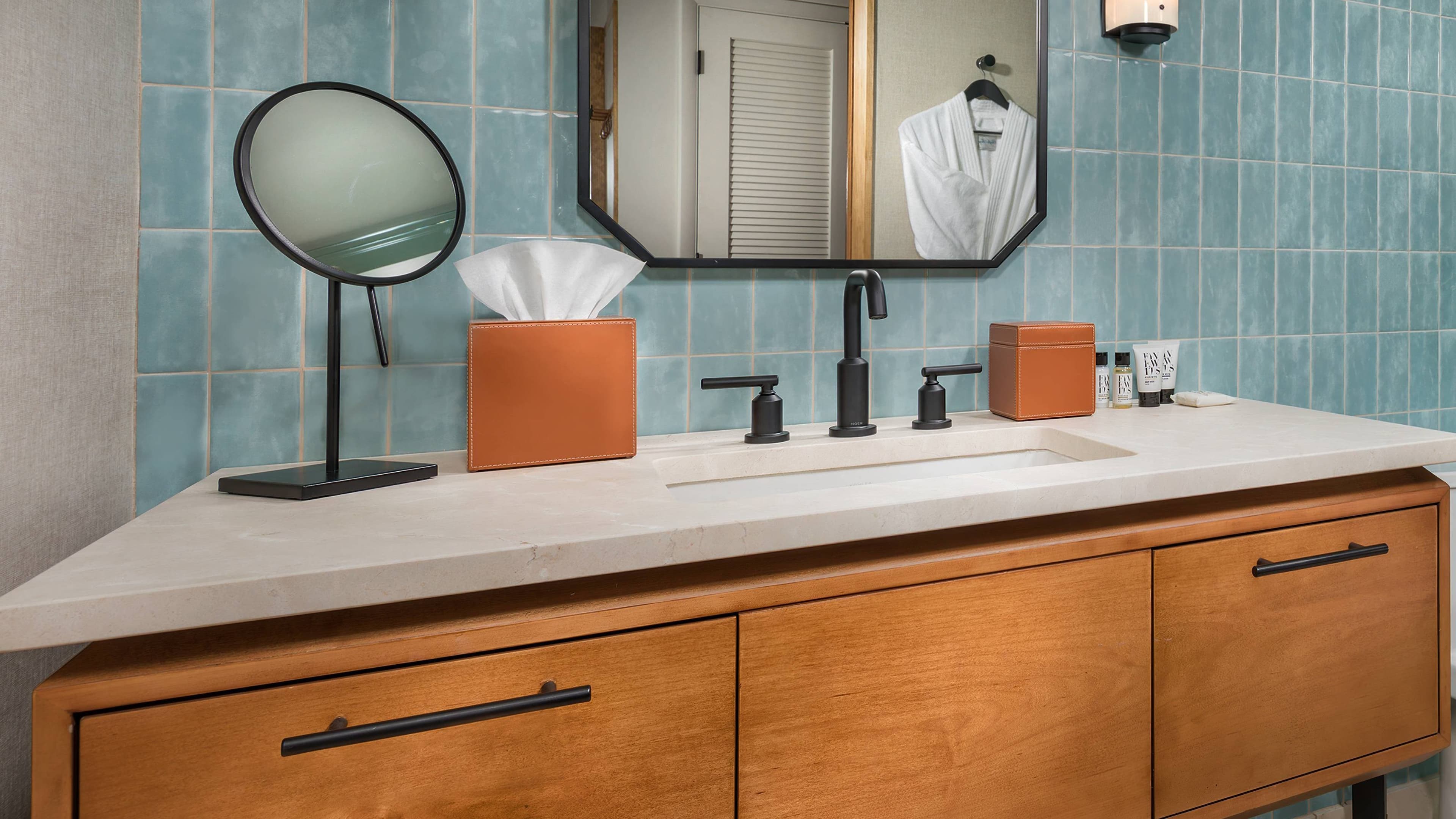 Deluxe Partial Lake View - Image 7