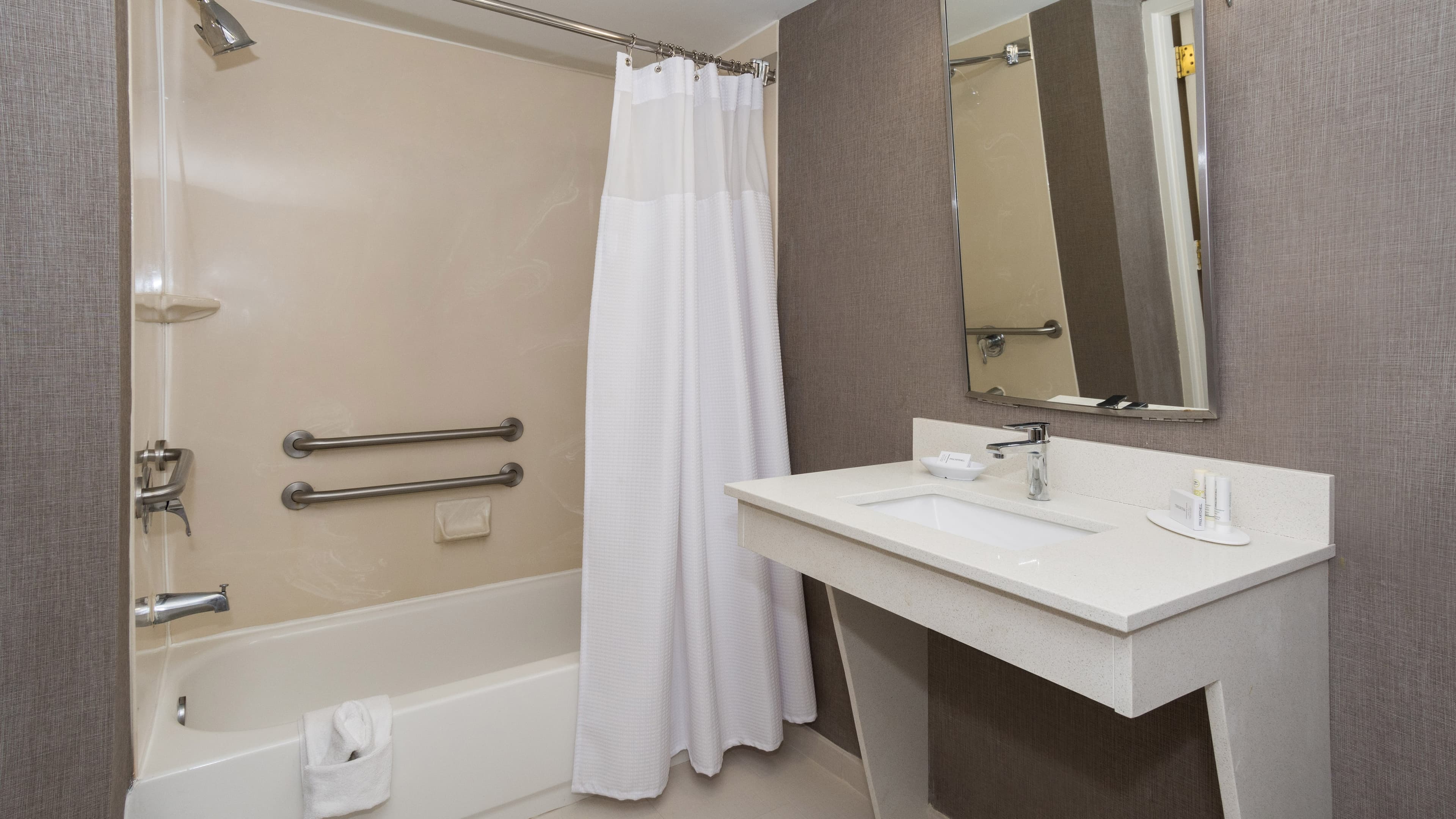 Aloft Room - Image 9