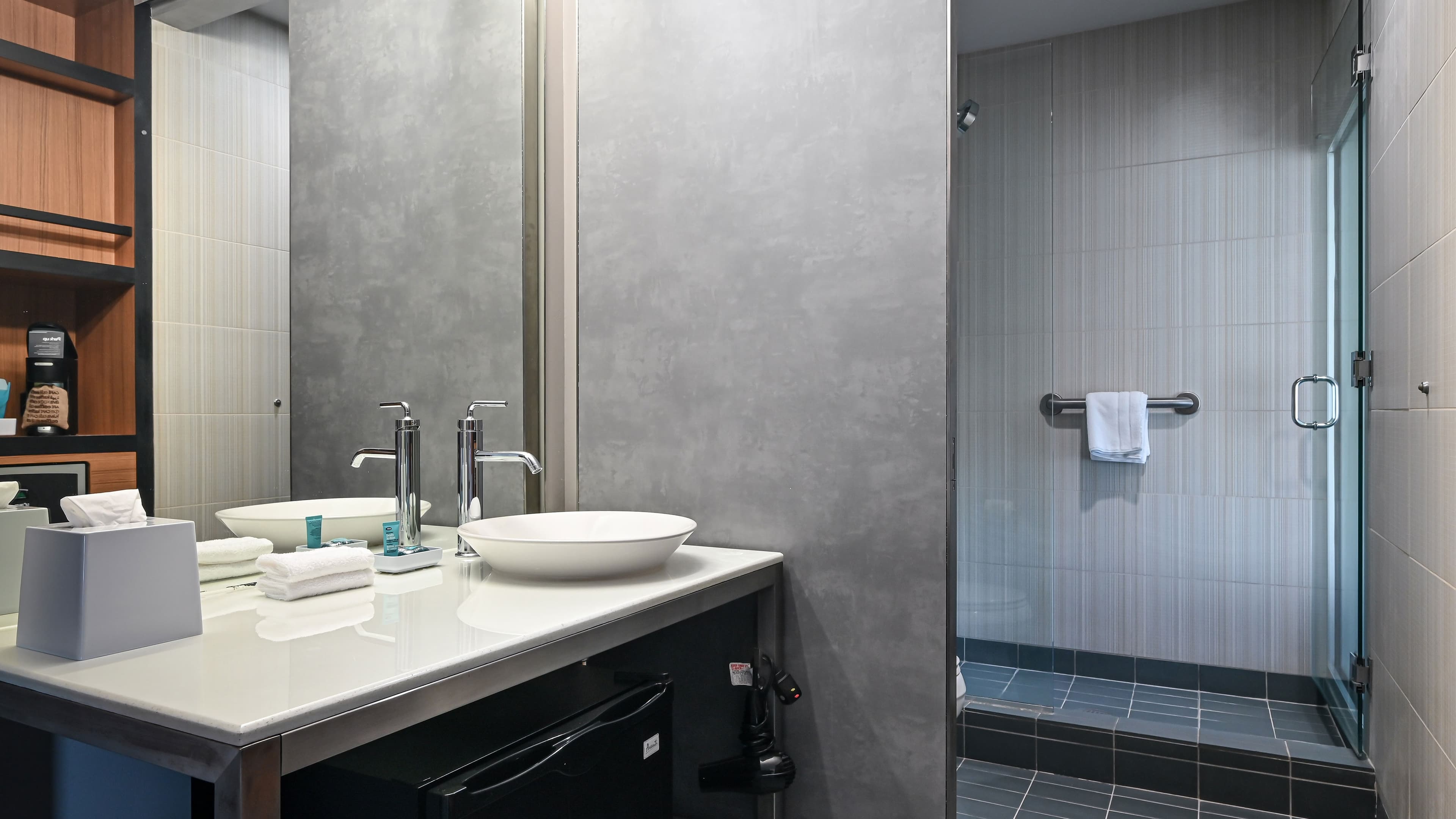 Aloft Room - Image 8