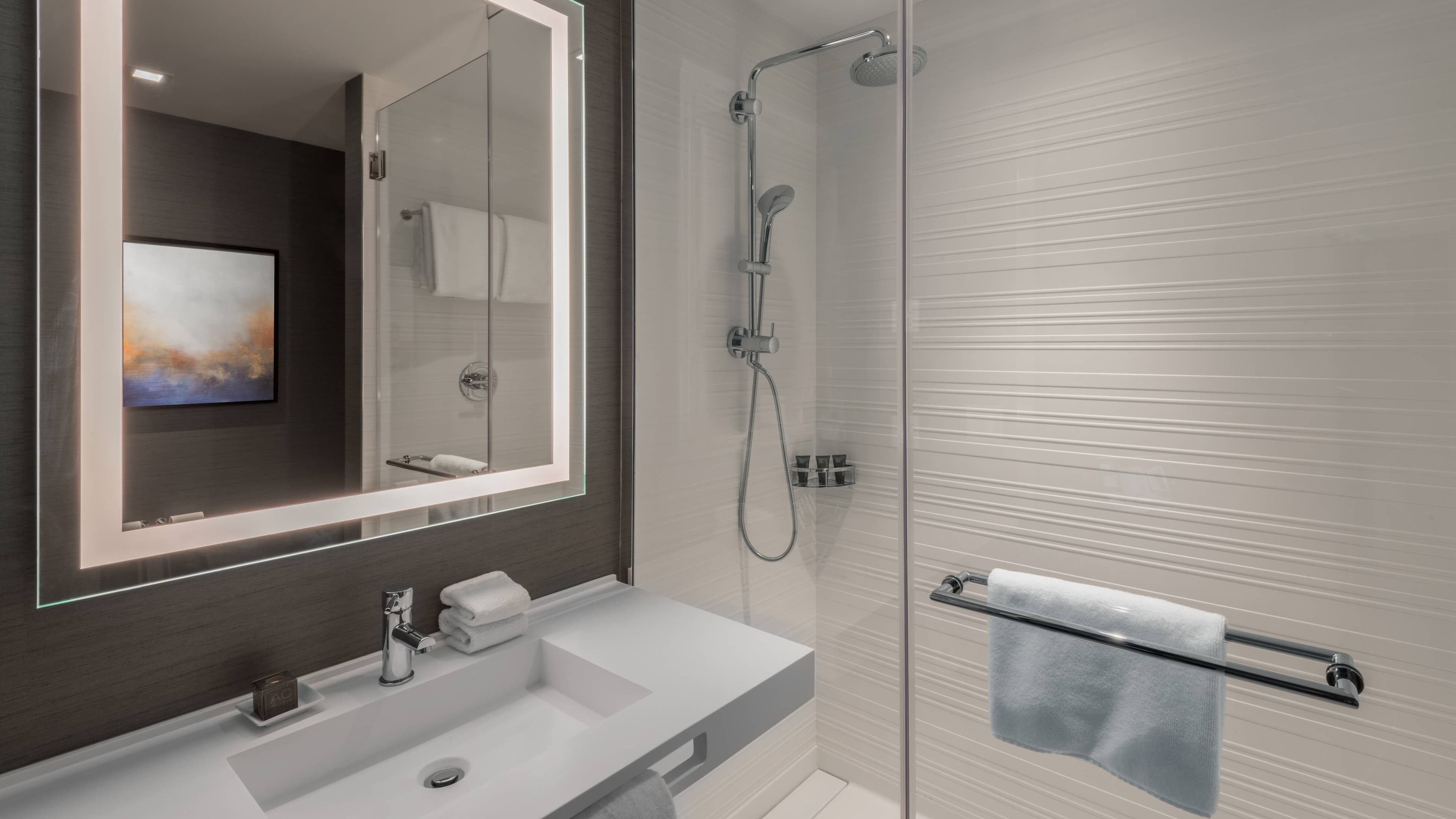 Classic Two Queen Room - Image 5