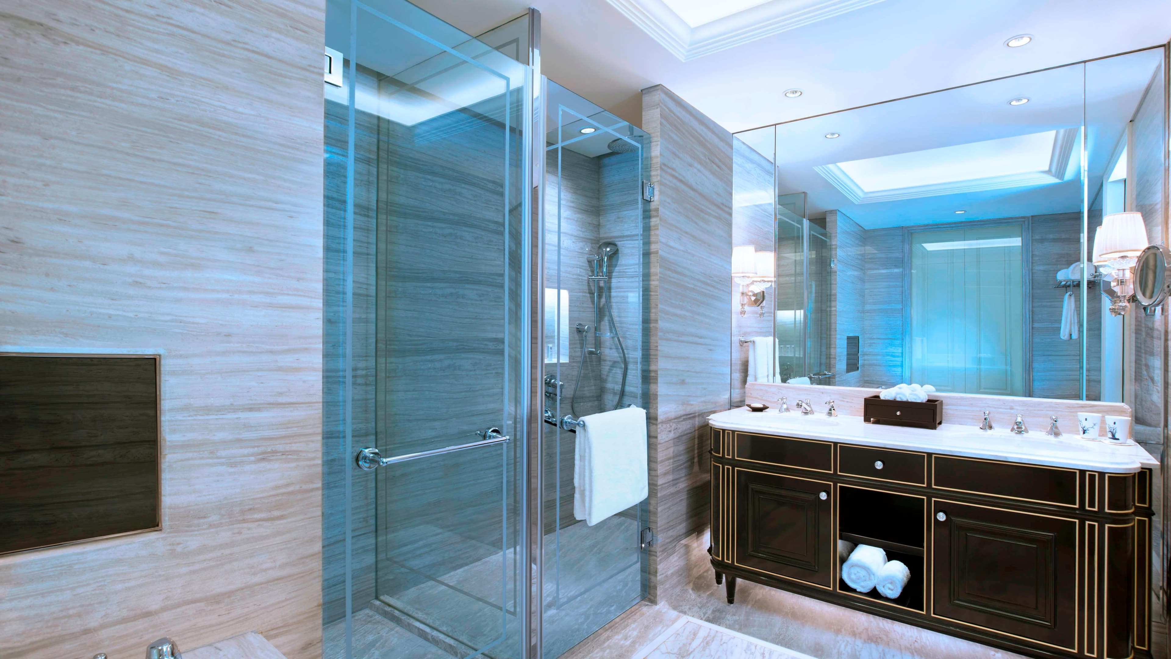 Deluxe Room - Image 4