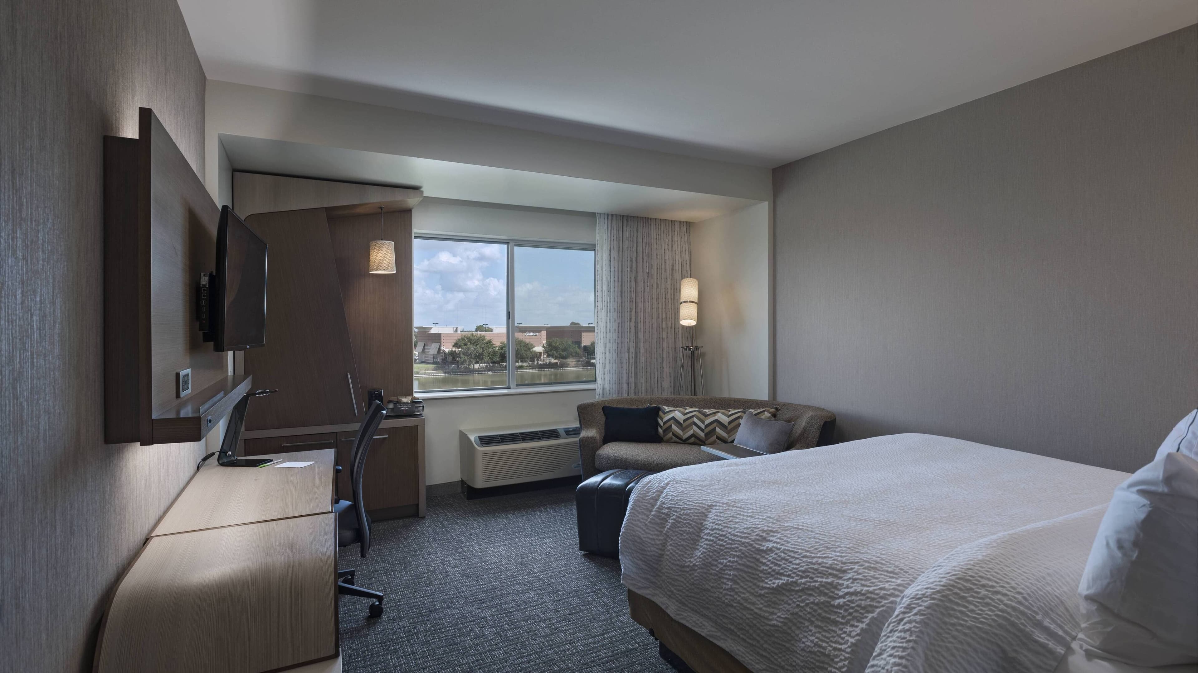 Courtyard Houston Sugar Land/Lake Pointe - Image 2