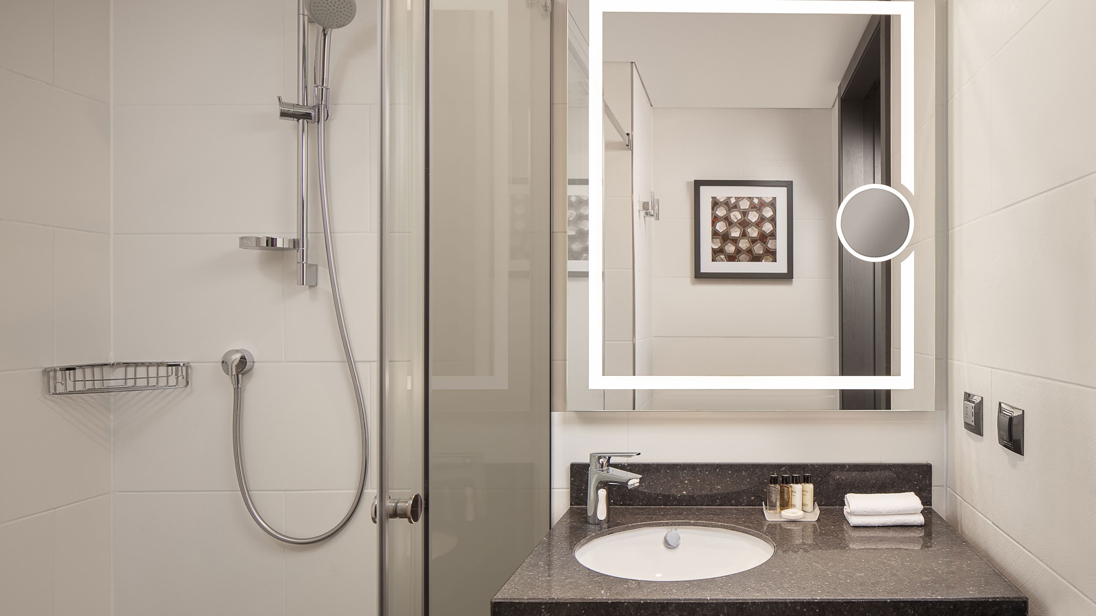 Deluxe Twin Room - Image 3