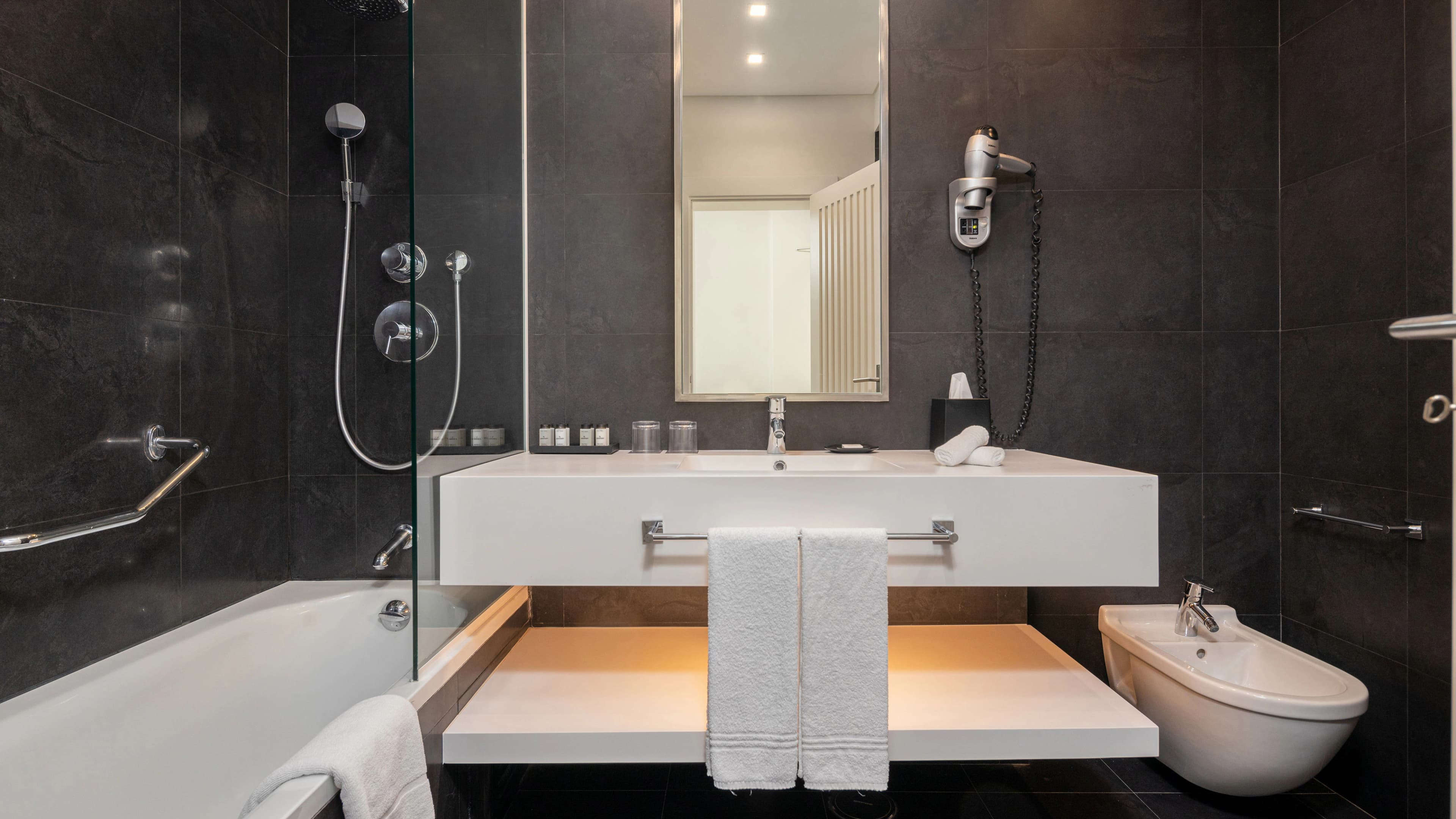 Premium Deluxe Room - Image 11
