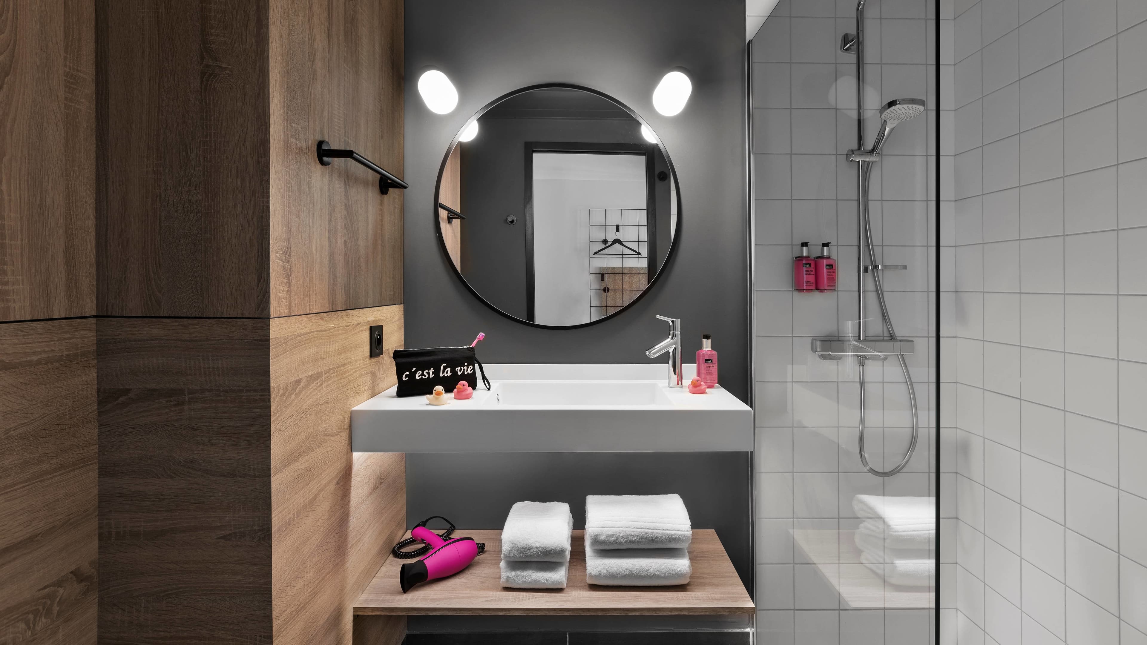 Moxy Twin - Image 4