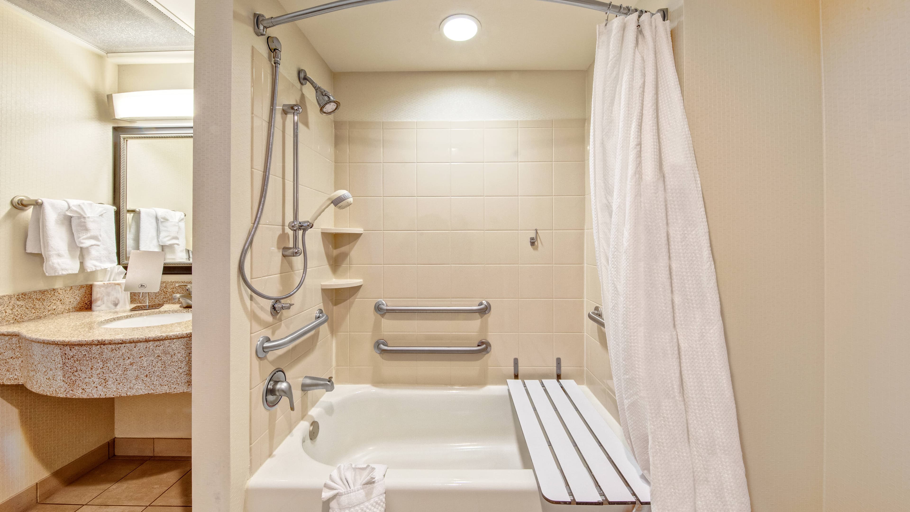 Courtyard Kansas City Country Club Plaza - Image 4