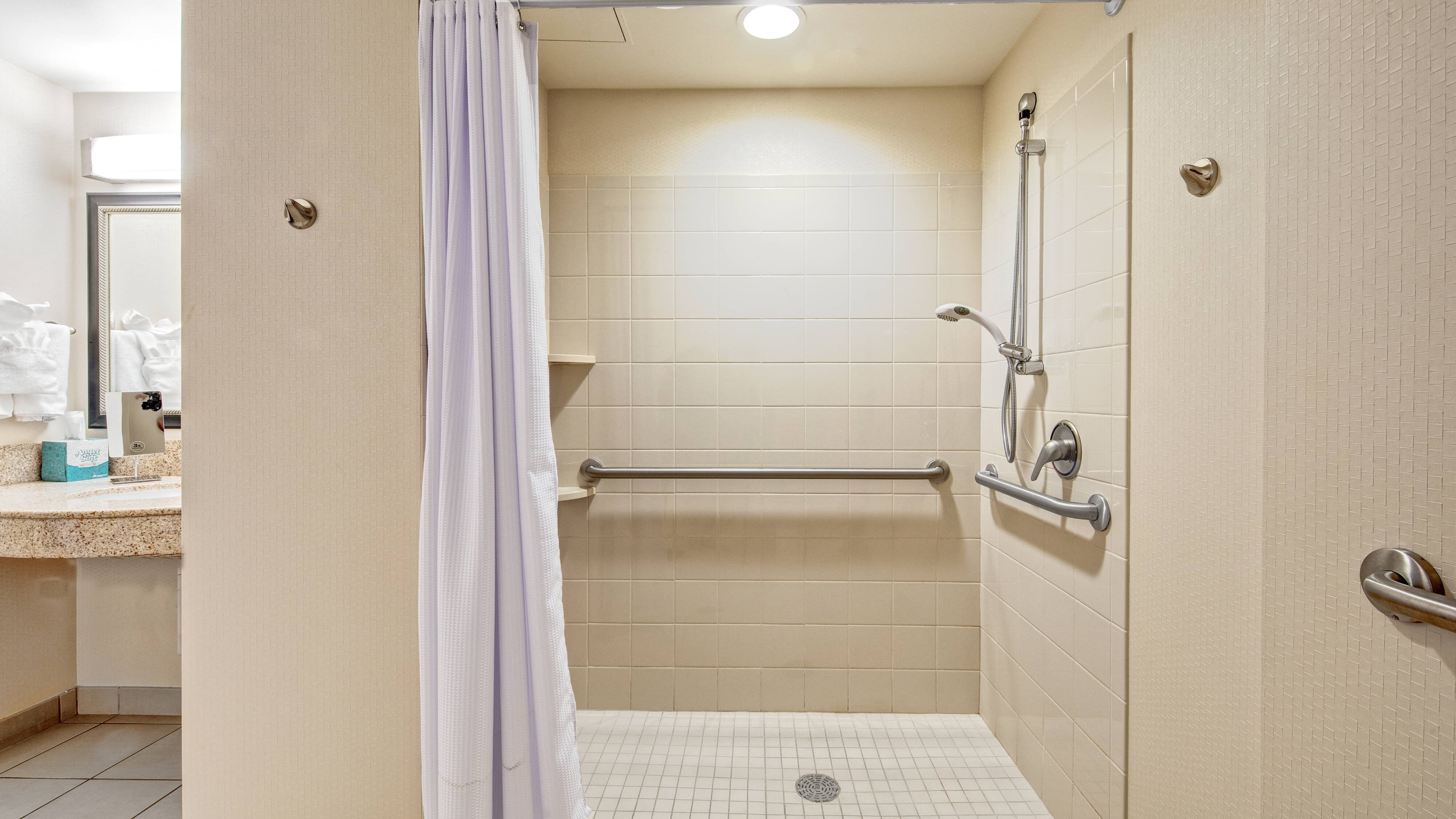 Courtyard Kansas City Country Club Plaza - Image 5