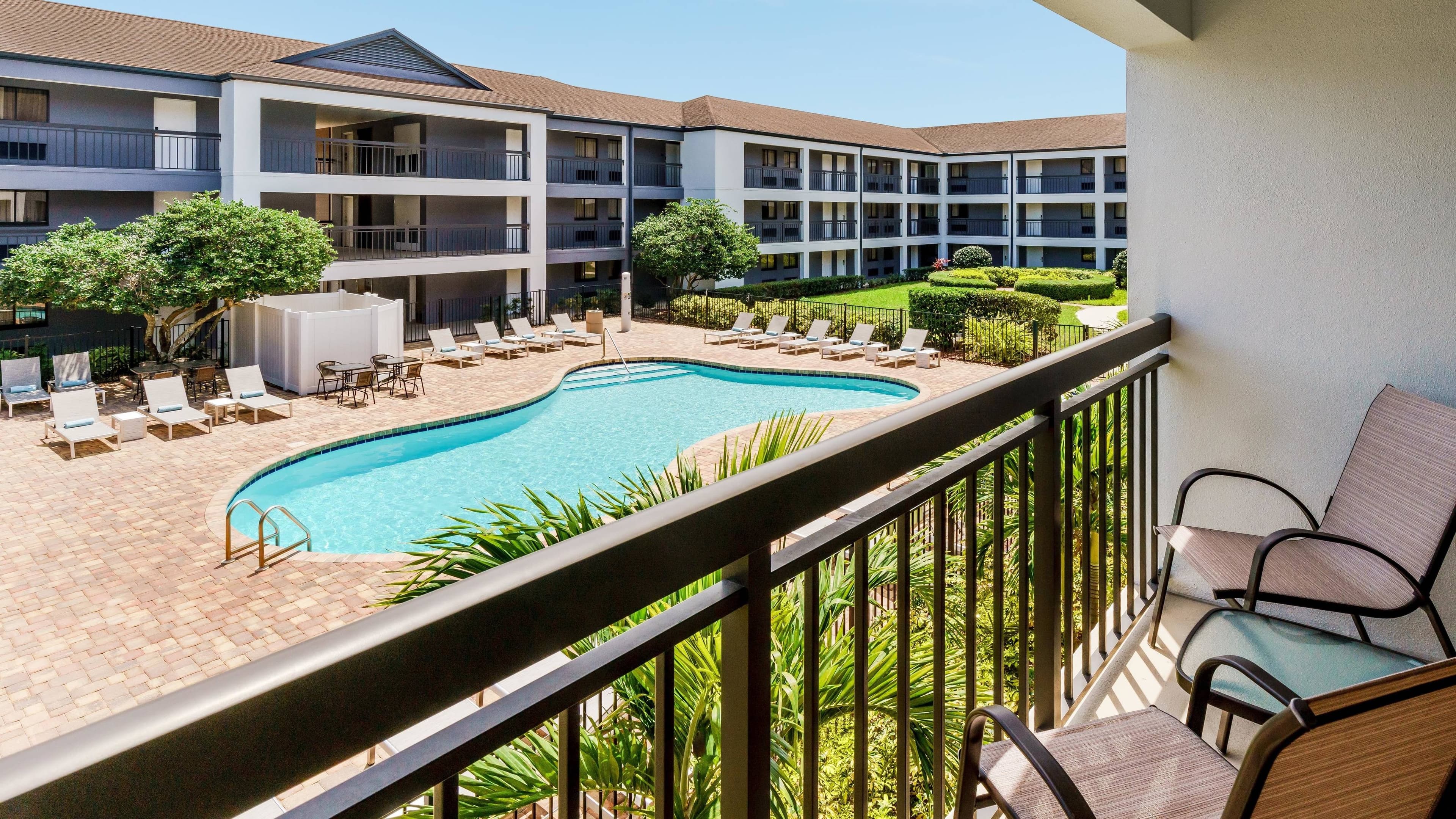 2 QN Beds Pool View Patio - Image 4