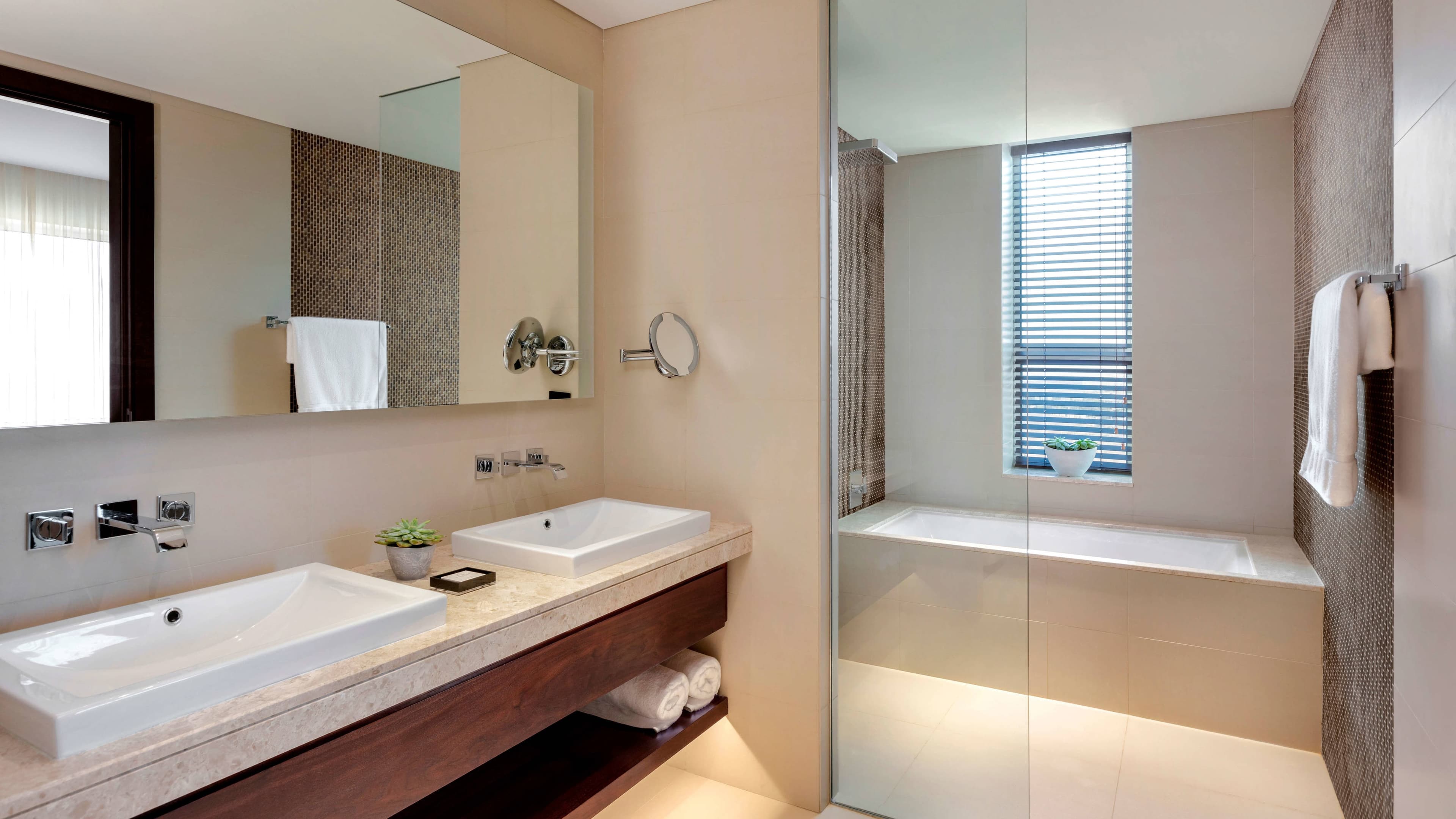Deluxe Guest room - Image 7