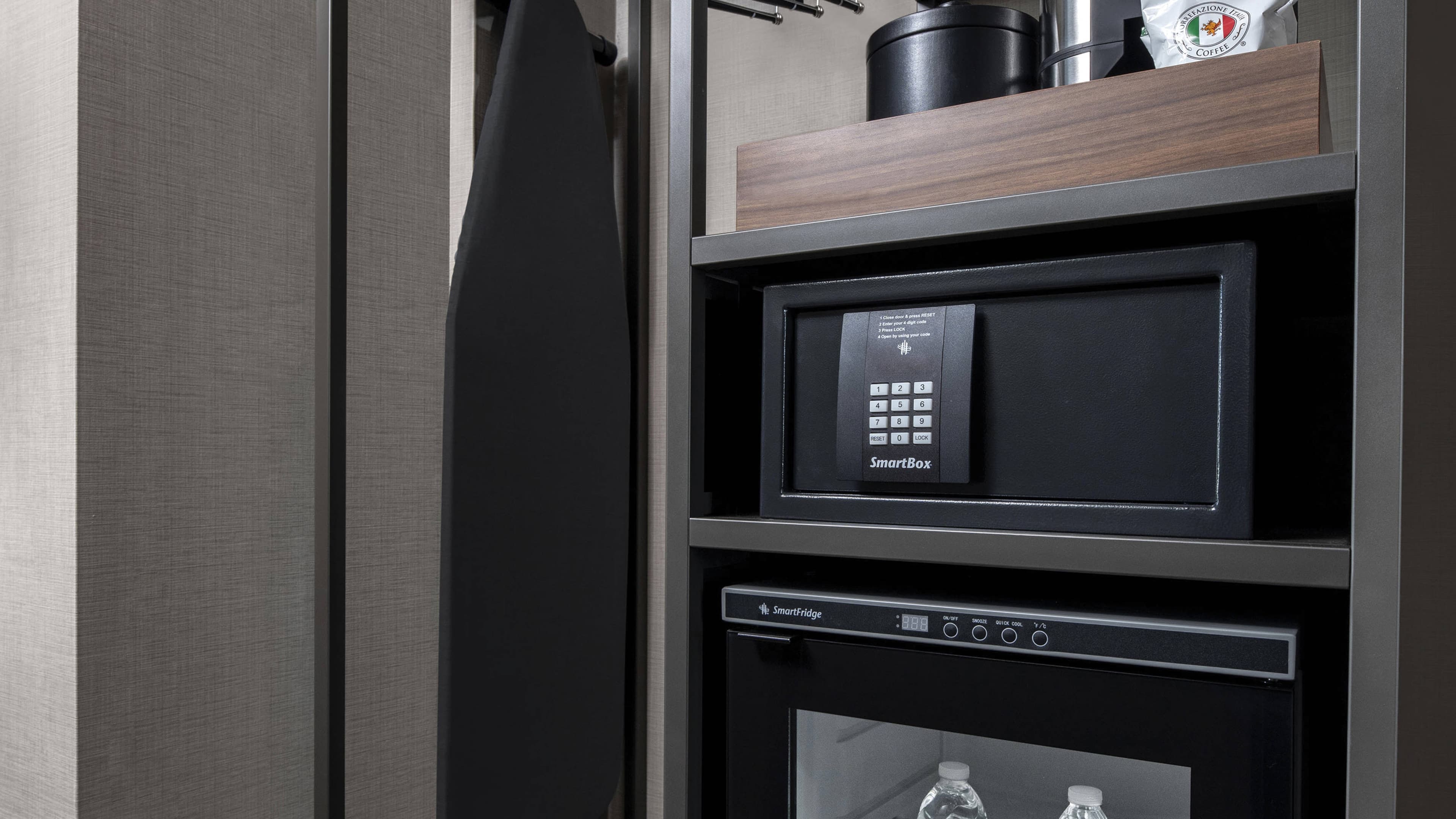 King with In Room Vanity - Image 5