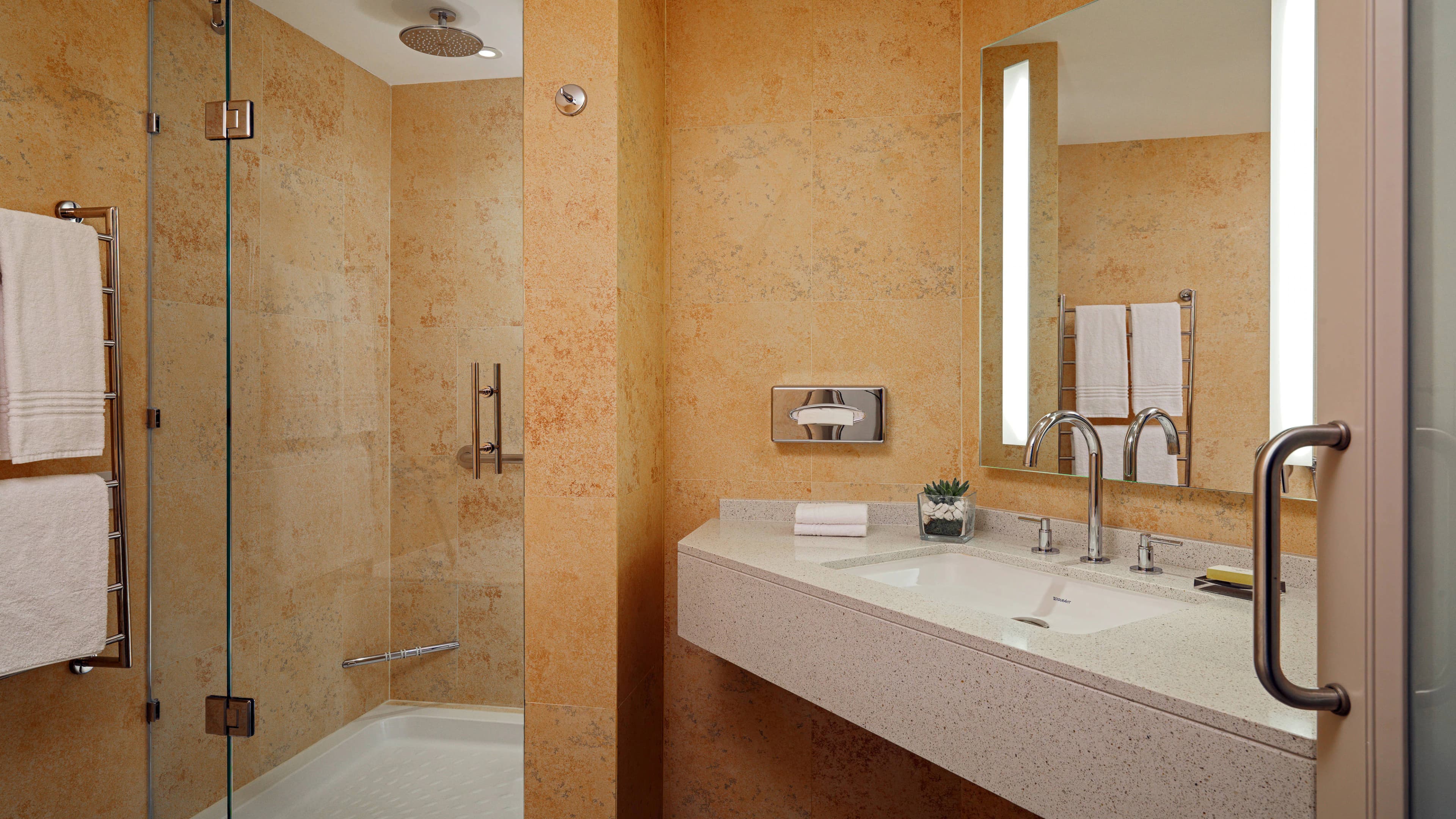 Deluxe Pool View Room - Image 6