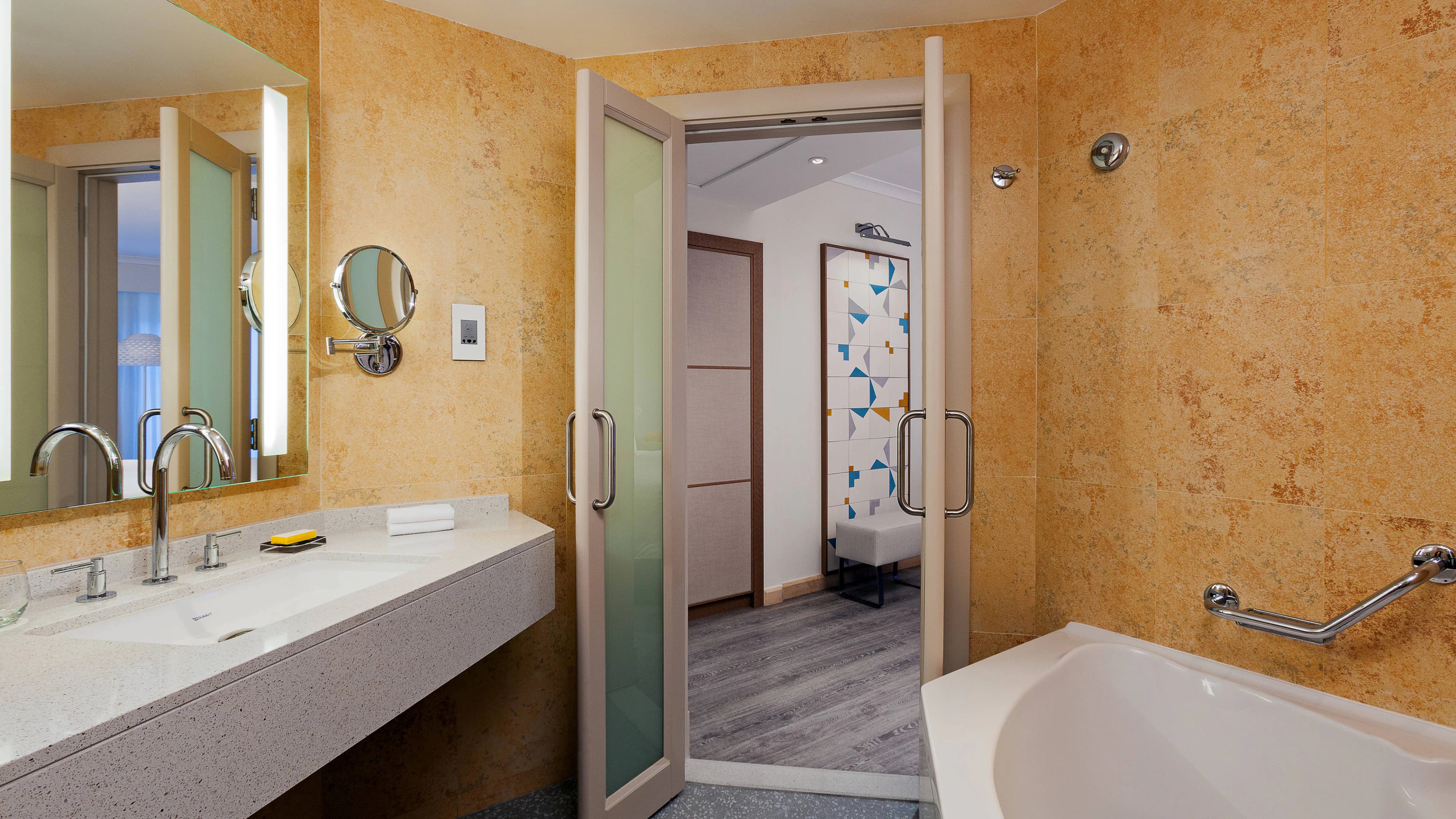 Deluxe Pool View Room - Image 5
