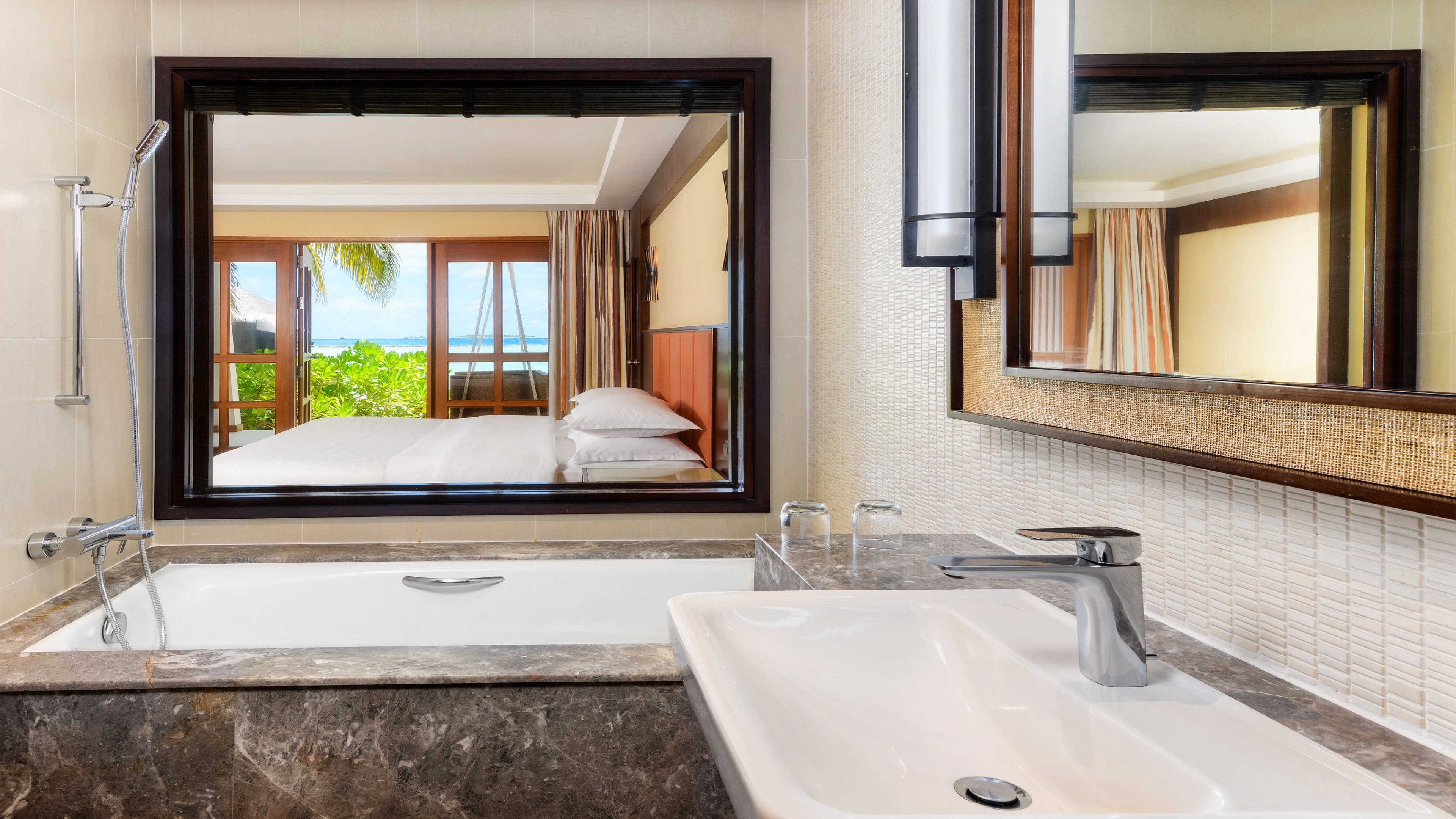 Deluxe Guest room - Image 8