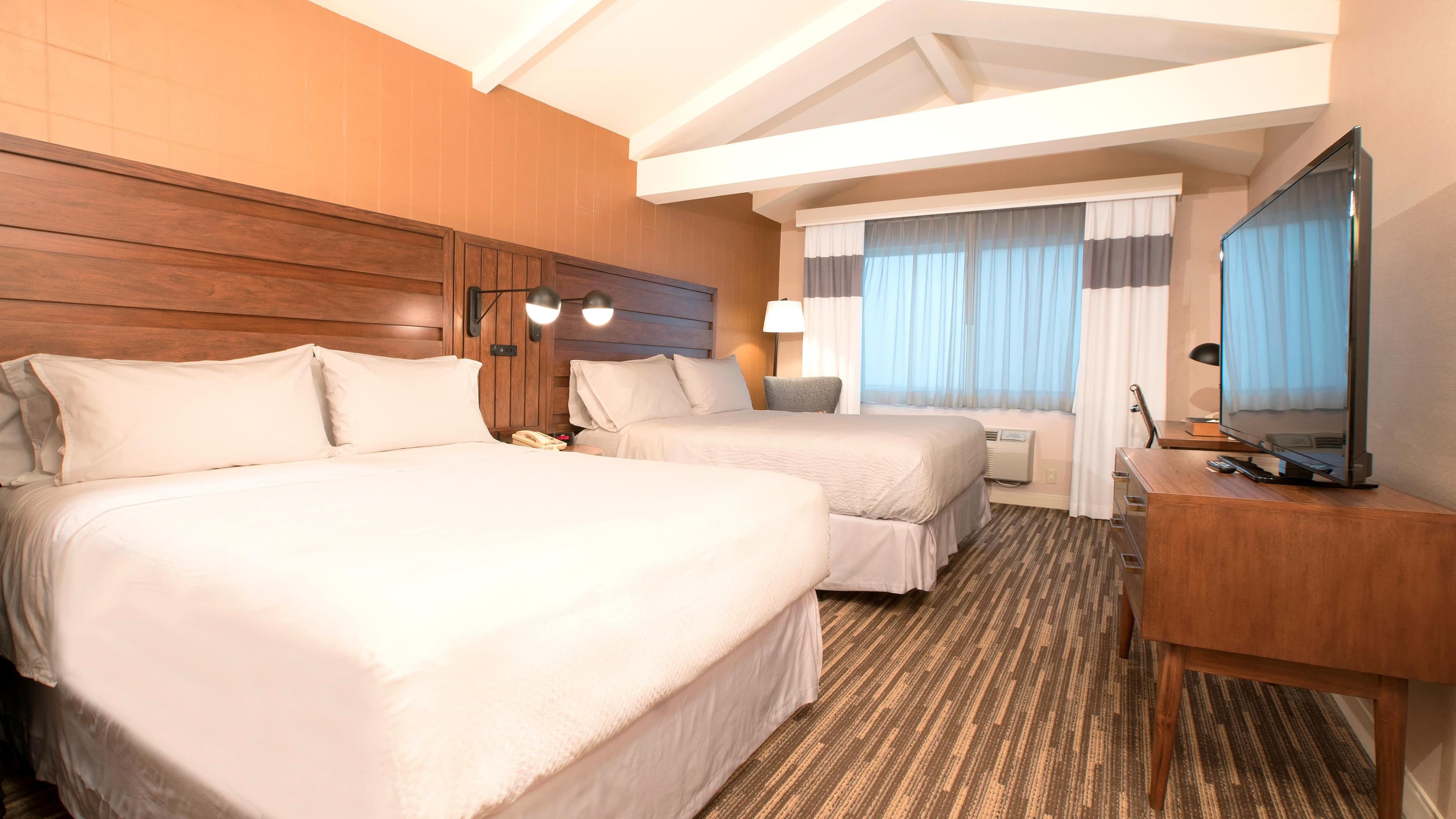 Four Points by Sheraton Melville Long Island - Image 2