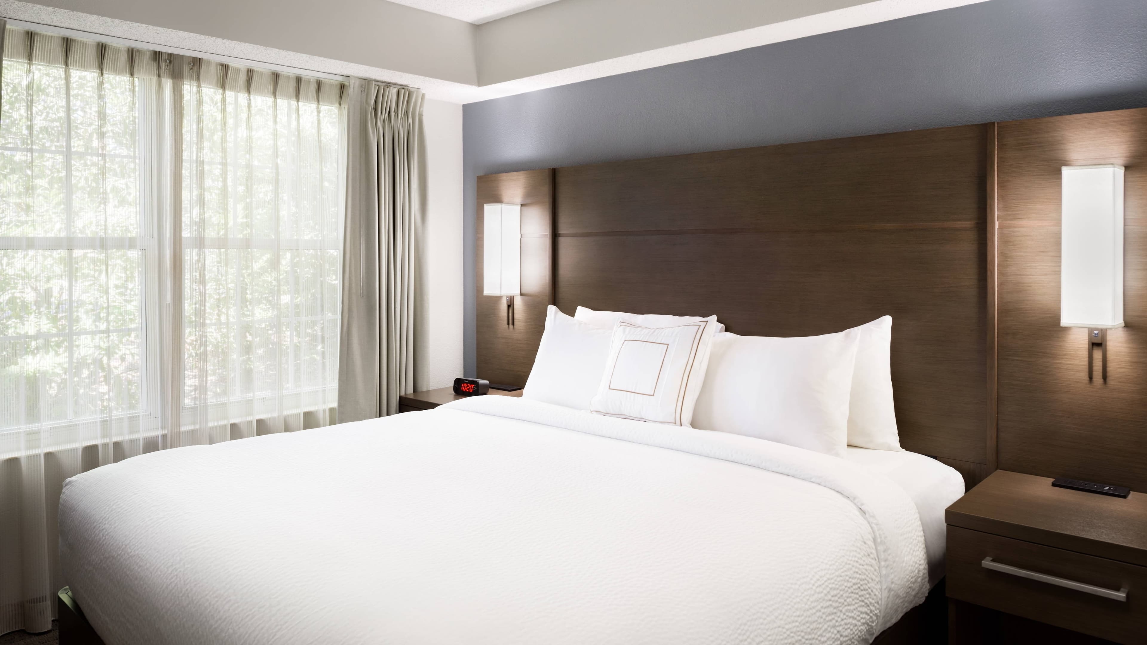 King One Bedroom Suite - Image 7