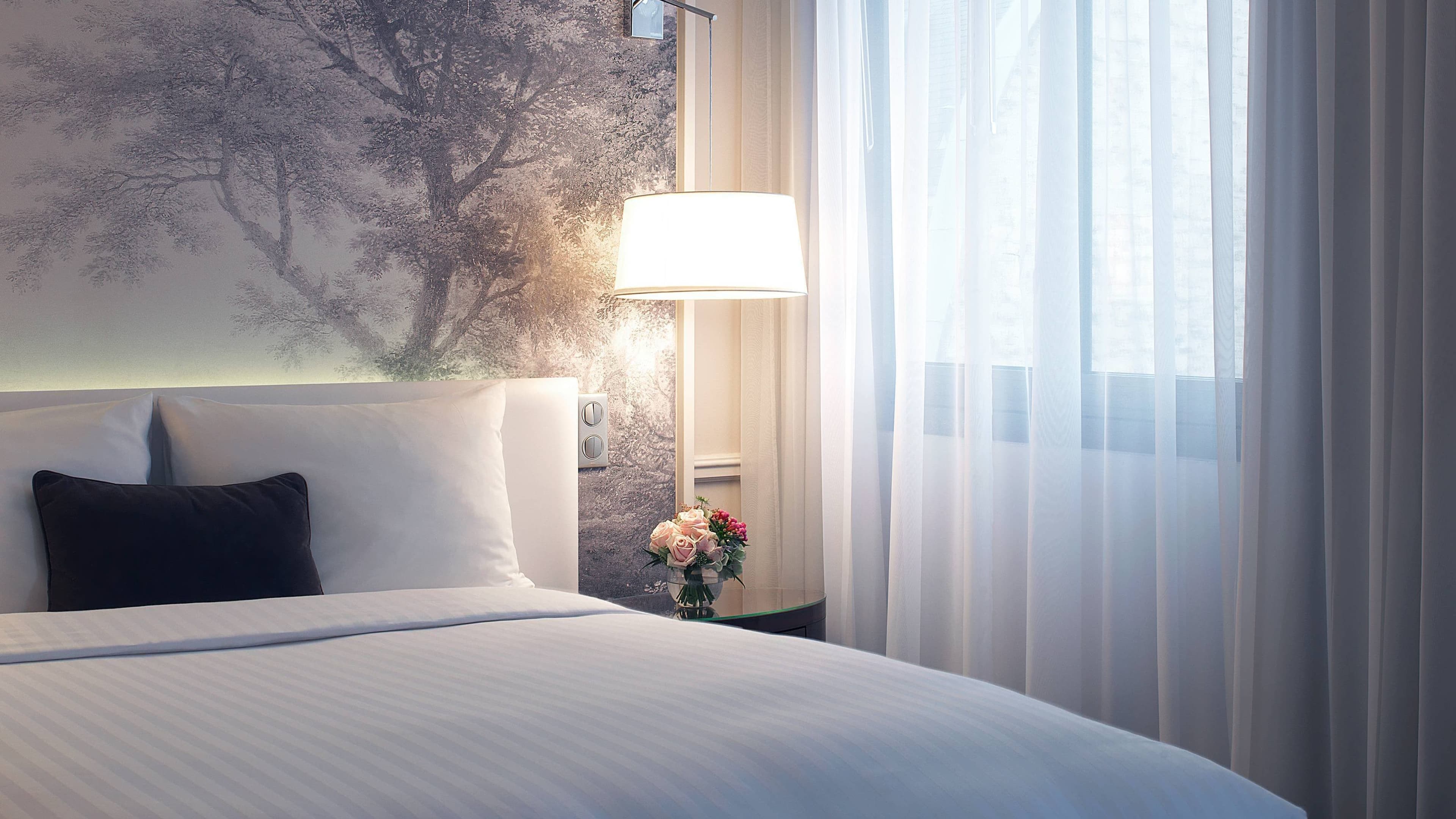 Renaissance Paris Nobel Tour Eiffel Hotel - Image 2