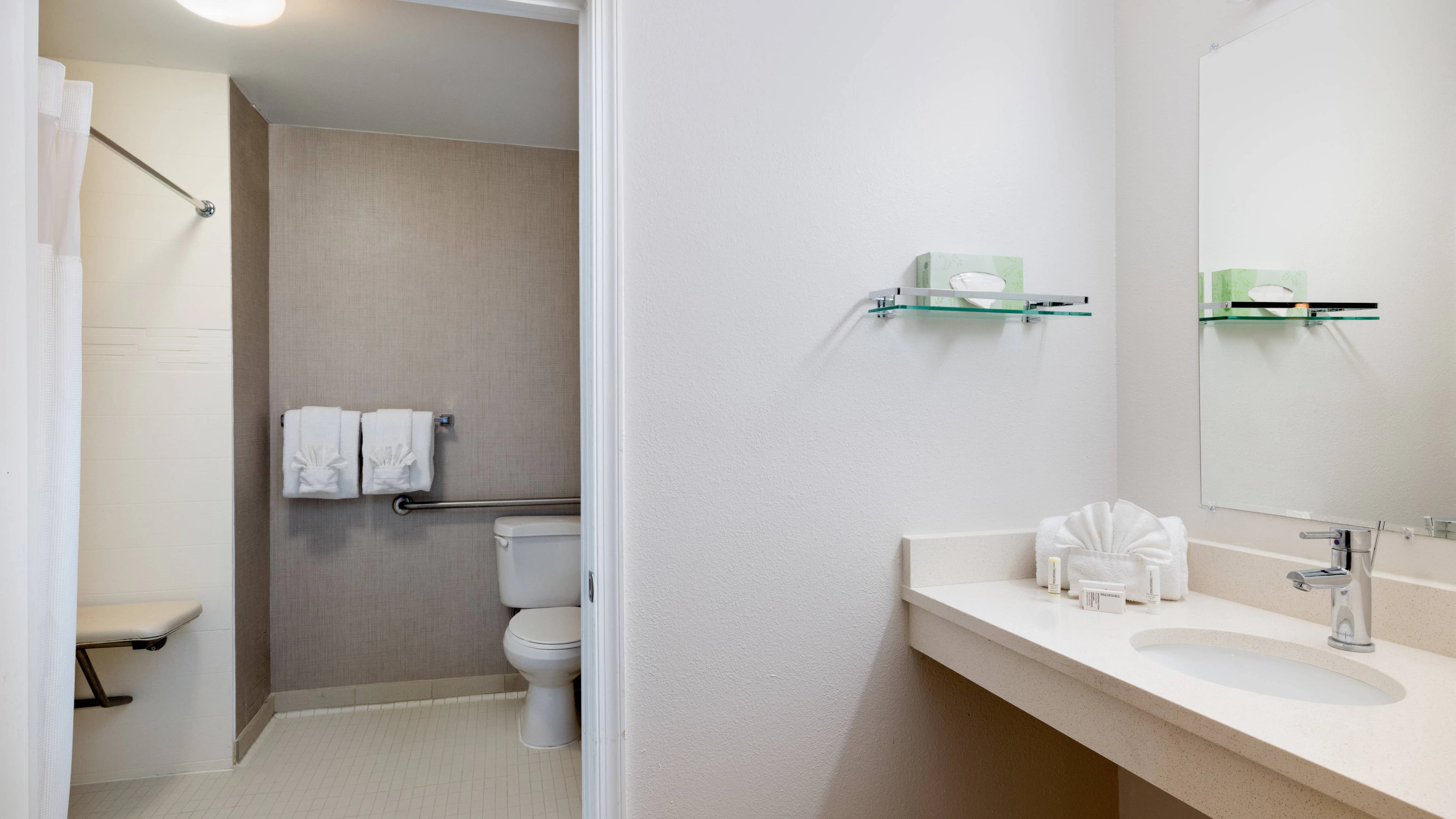 2 Room 1 Bedroom Suite - Image 6