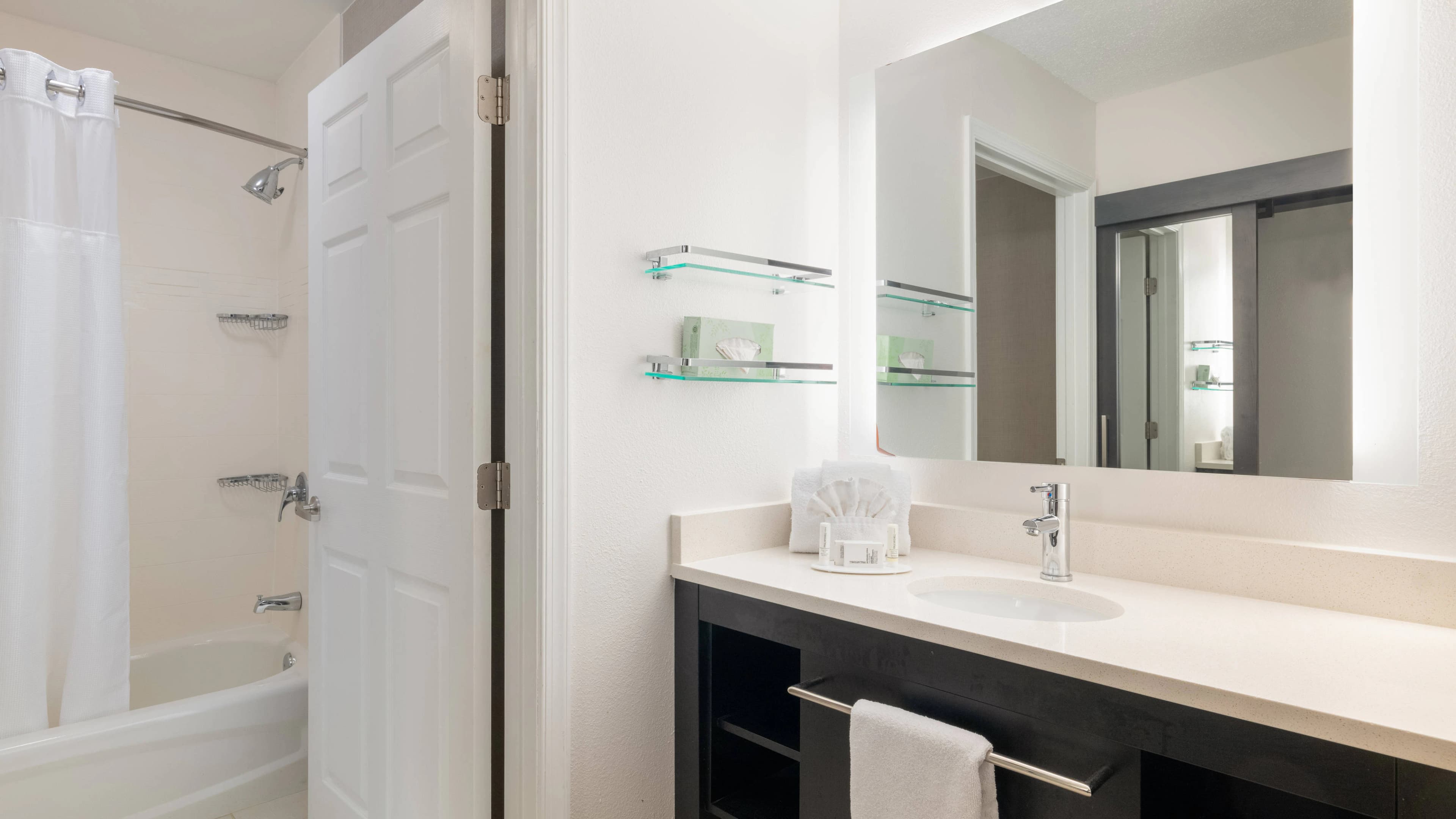 2 Room 1 Bedroom Suite - Image 5