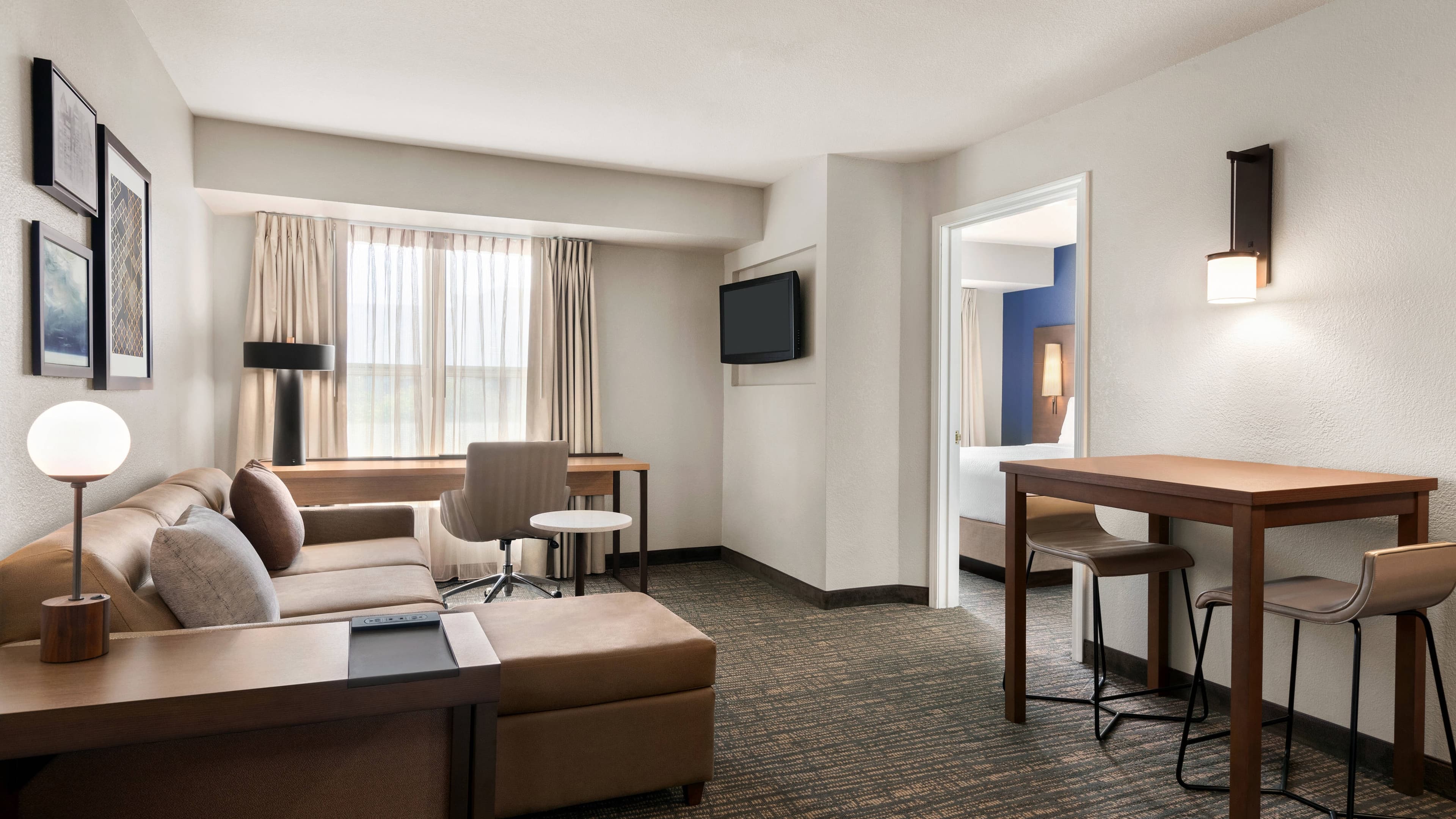 1 Bedroom 2 room Suite - Image 1