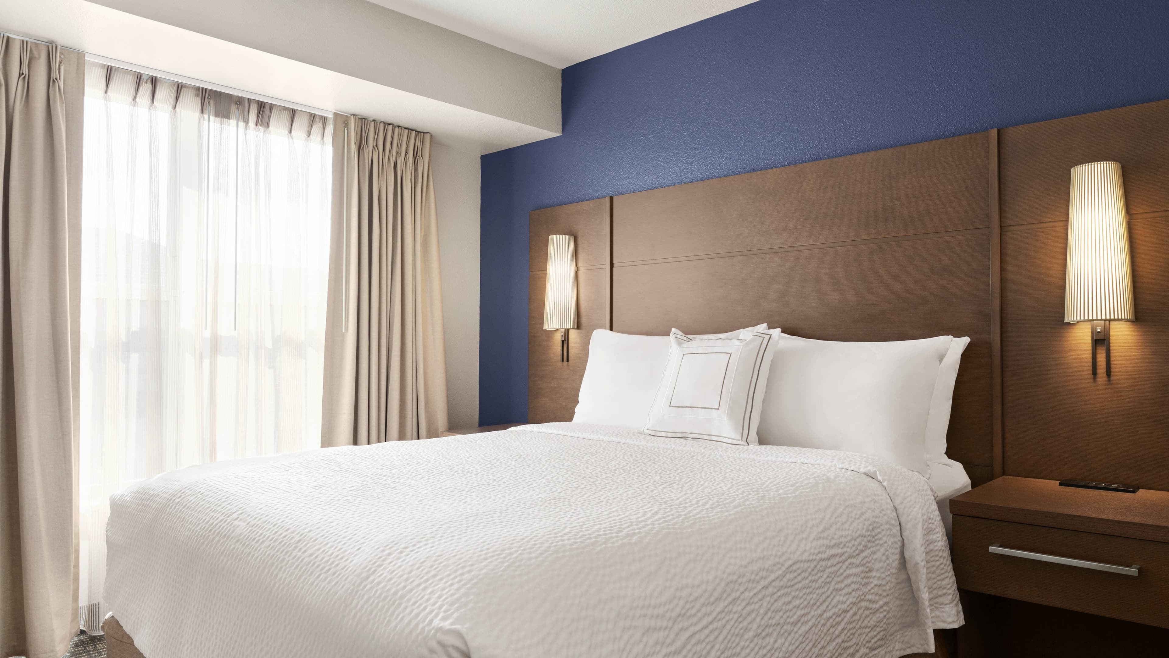 1 Bedroom 2 room Suite - Image 2