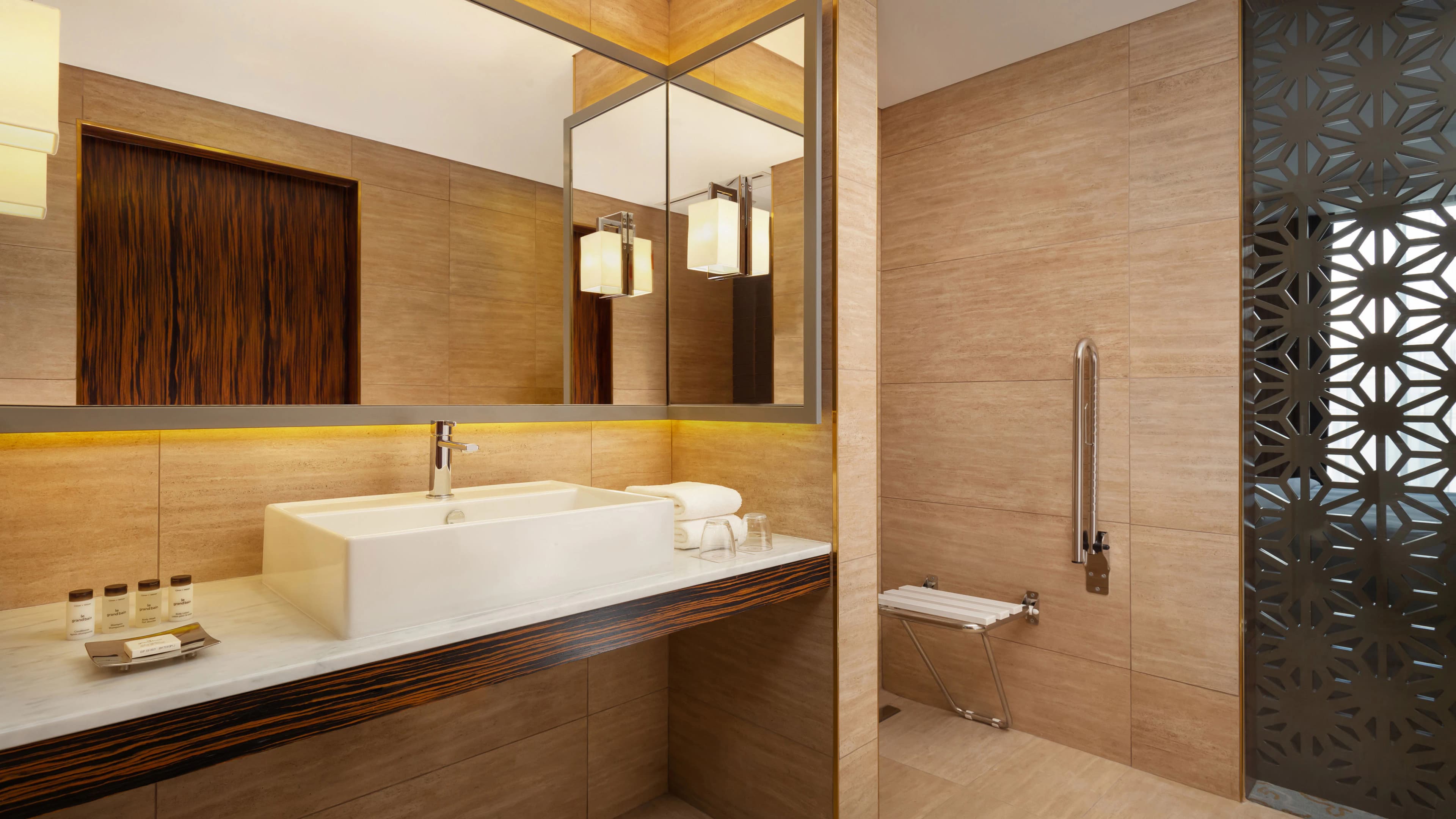 Deluxe Room - Image 10