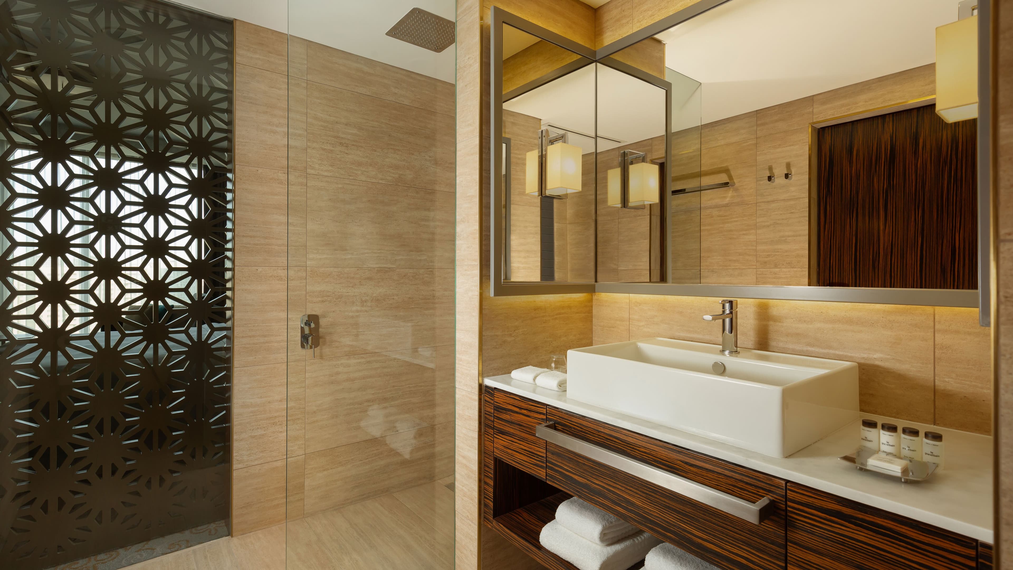 Deluxe Room - Image 11