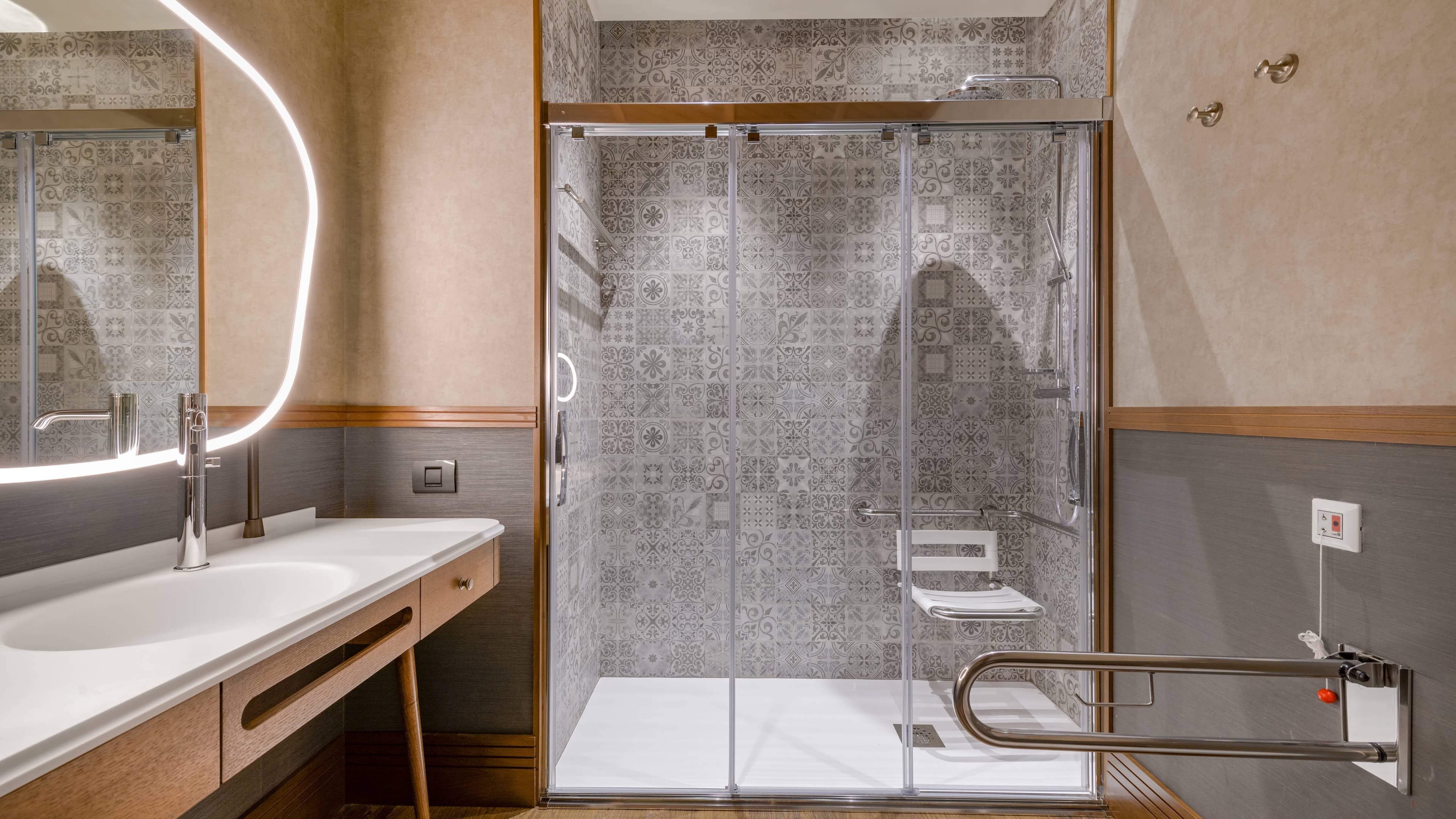 Deluxe Interior King - Image 4