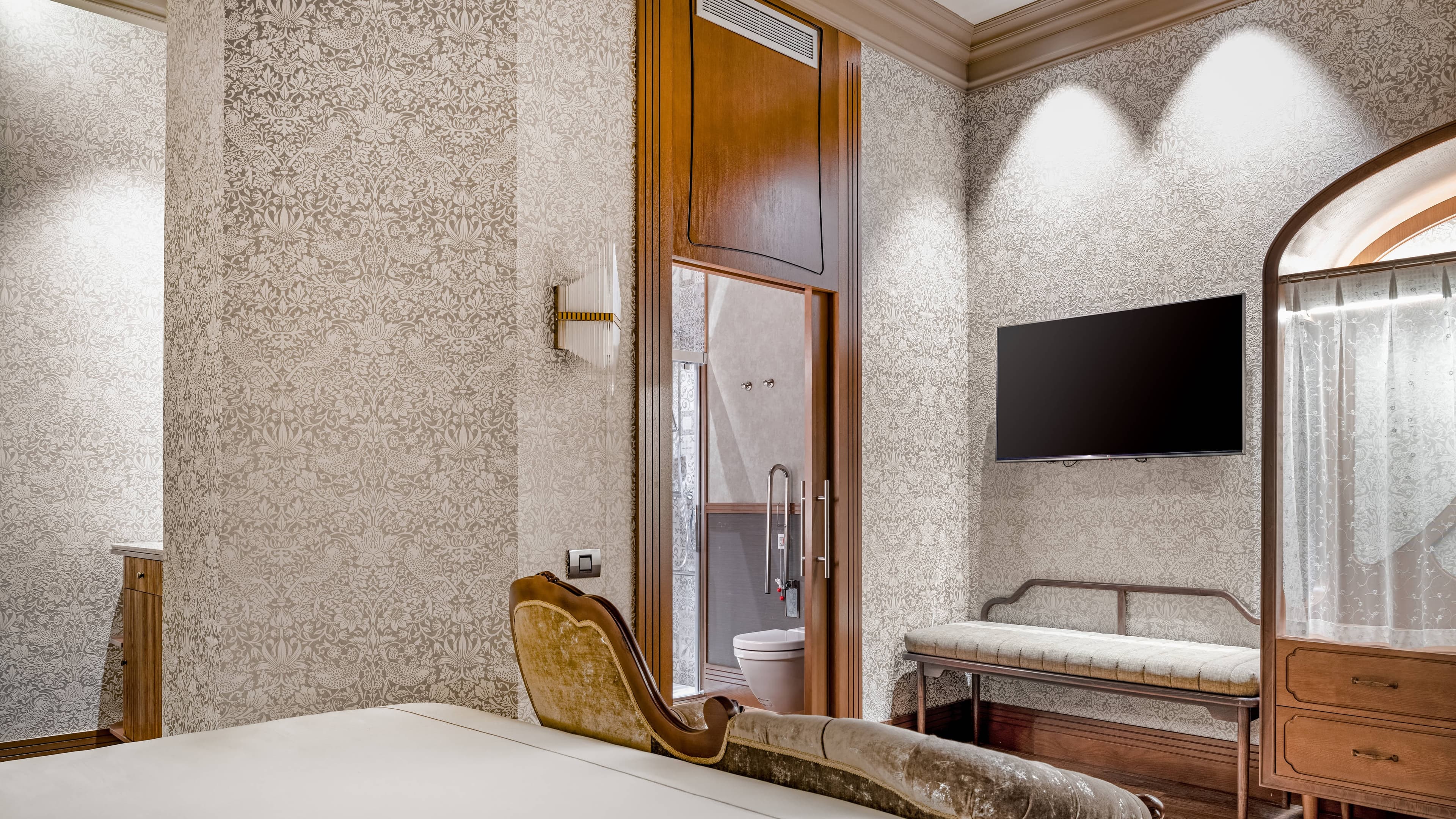 Deluxe Interior King - Image 5