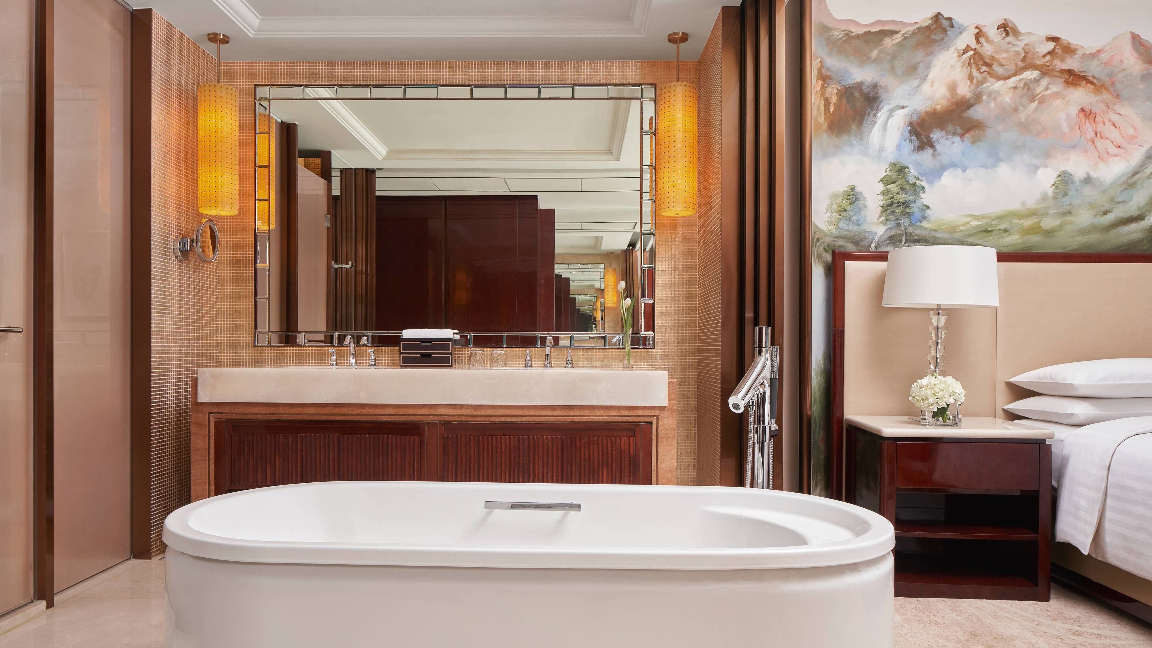 Deluxe King Room - Image 3