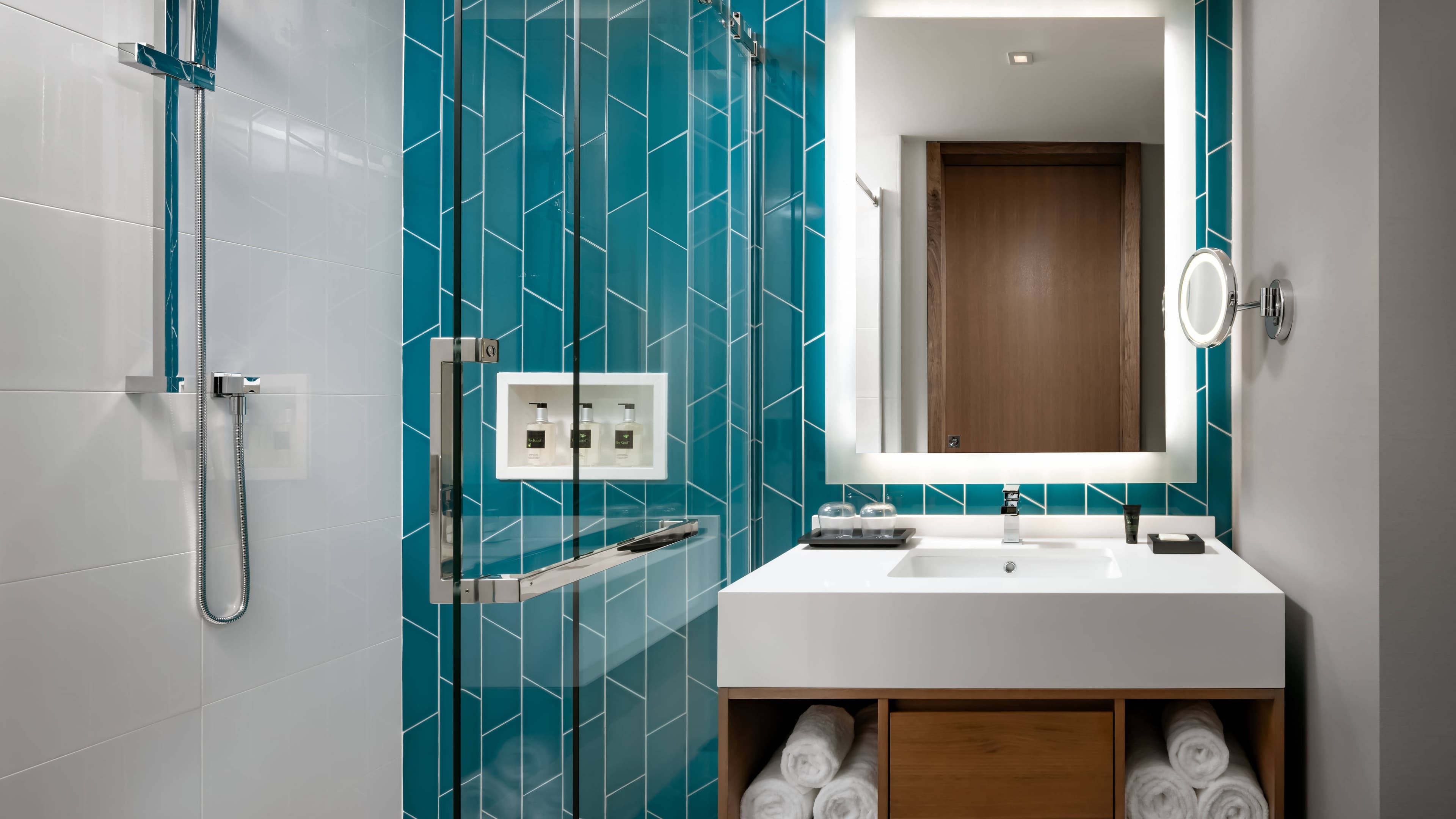 Humaniti Hotel Montreal, Autograph Collection - Image 3