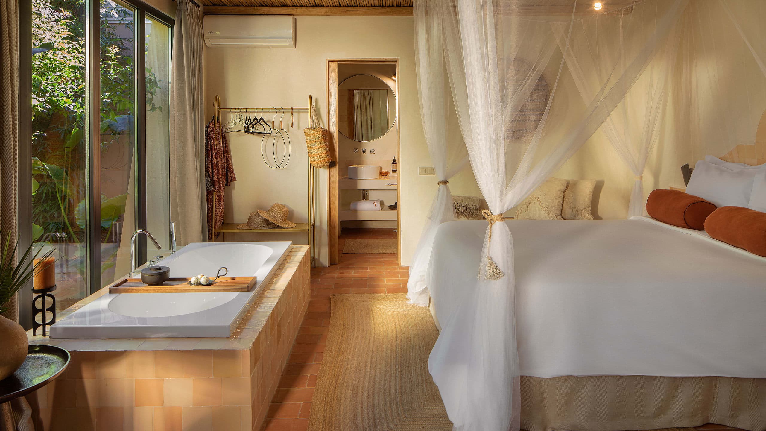 Deluxe Double Room with Bath - Image 5