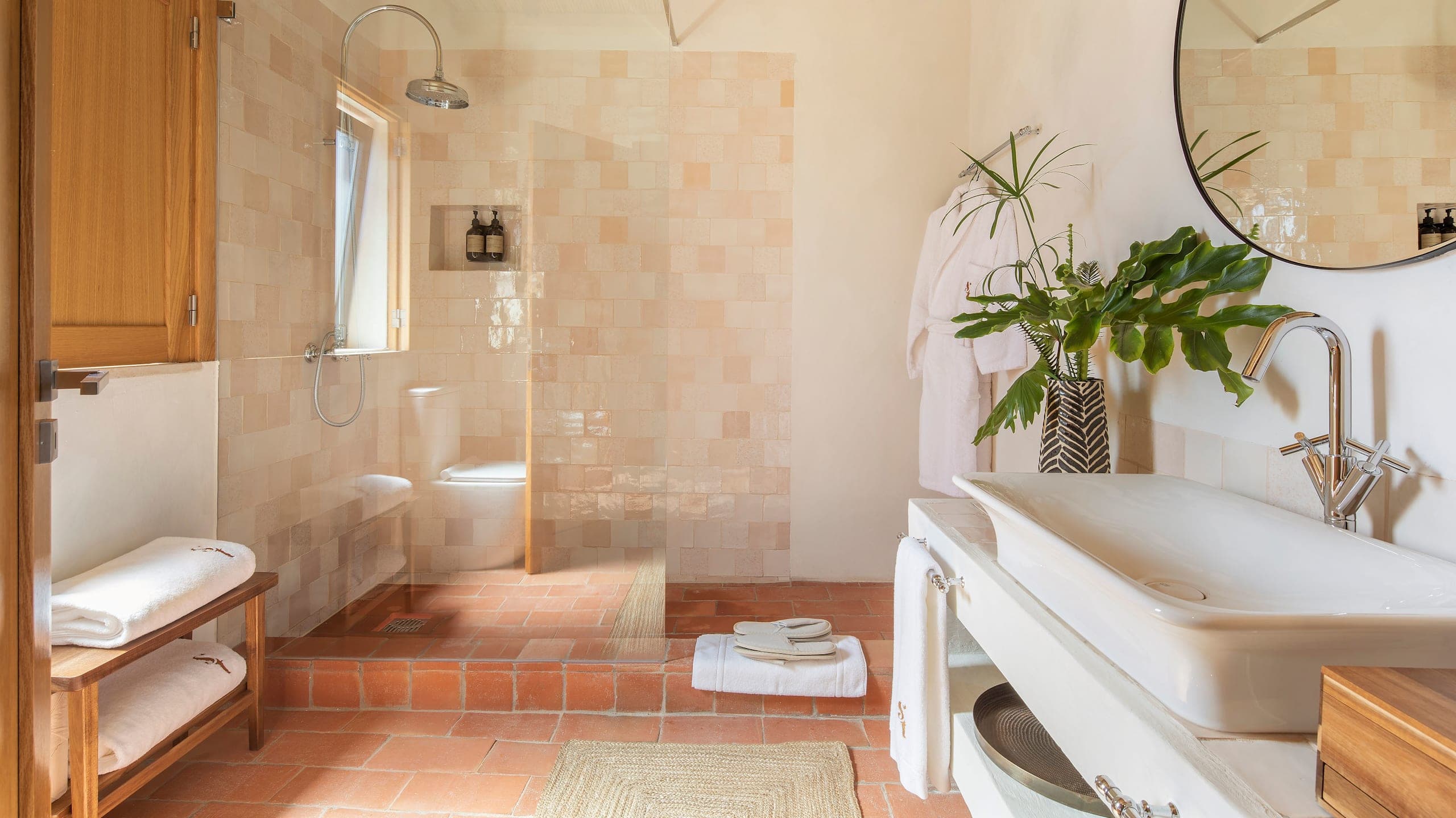 Deluxe Double Room with Bath - Image 3