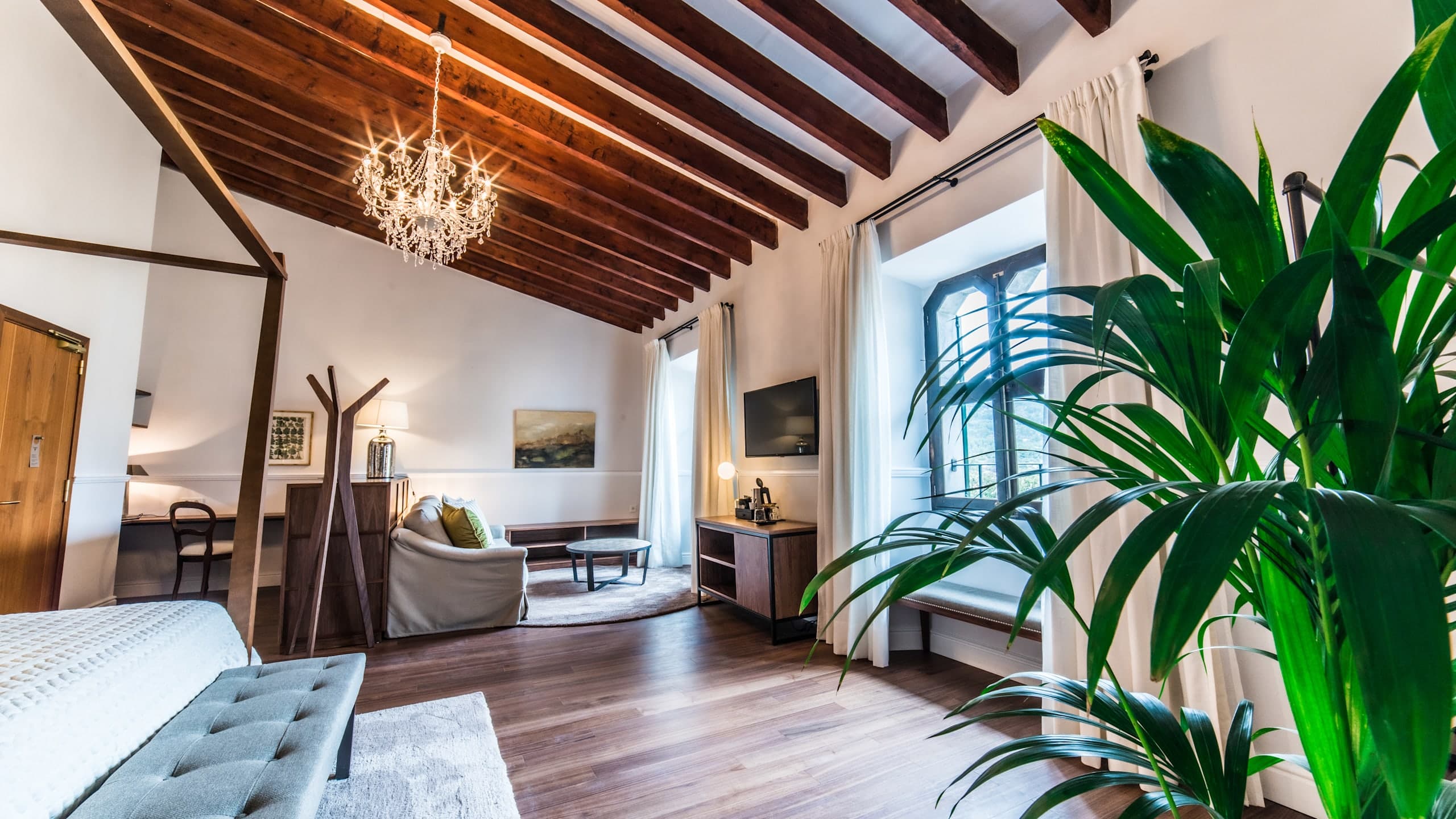Luxury Suite - Image 4