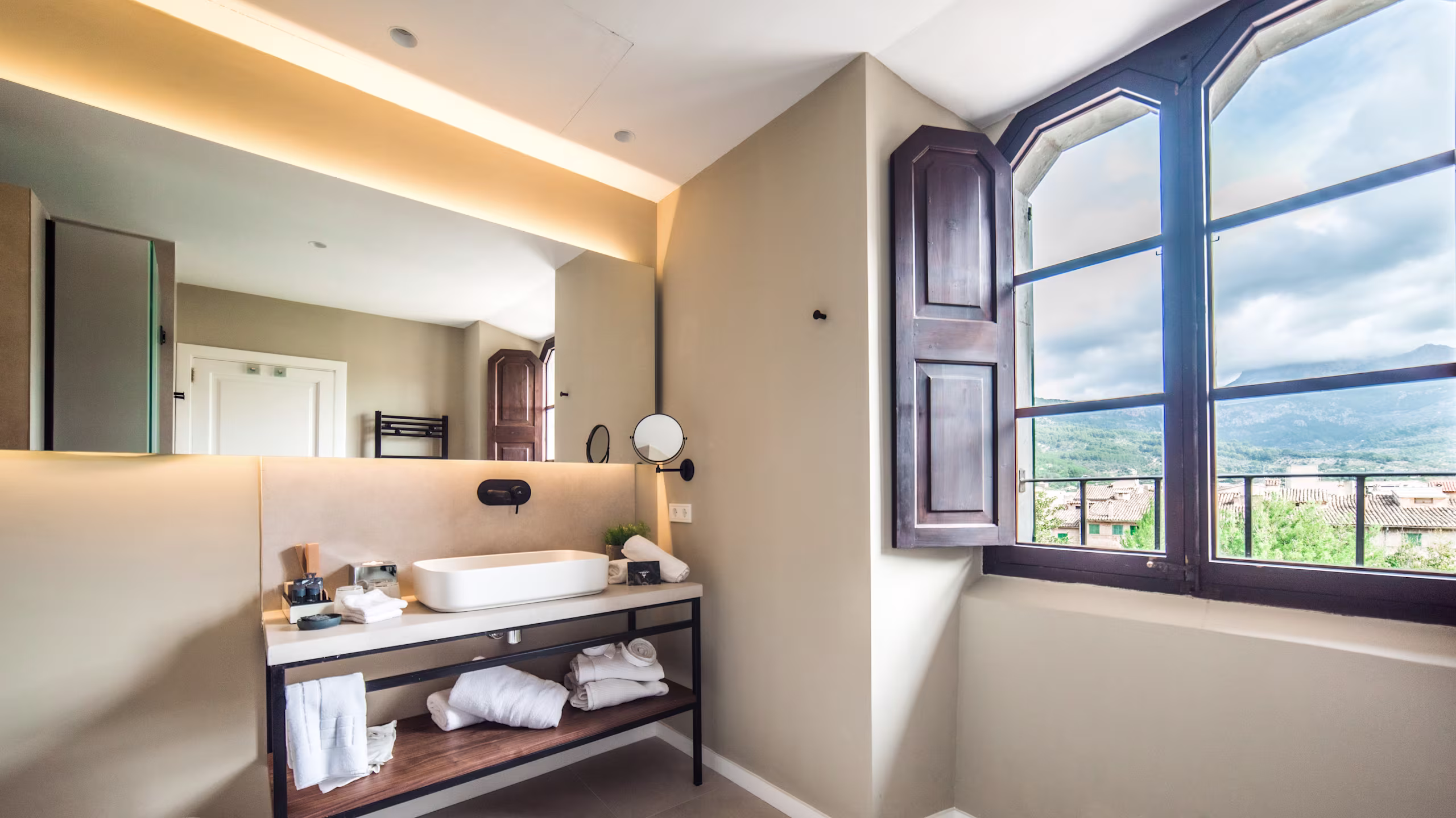Luxury Suite - Image 2