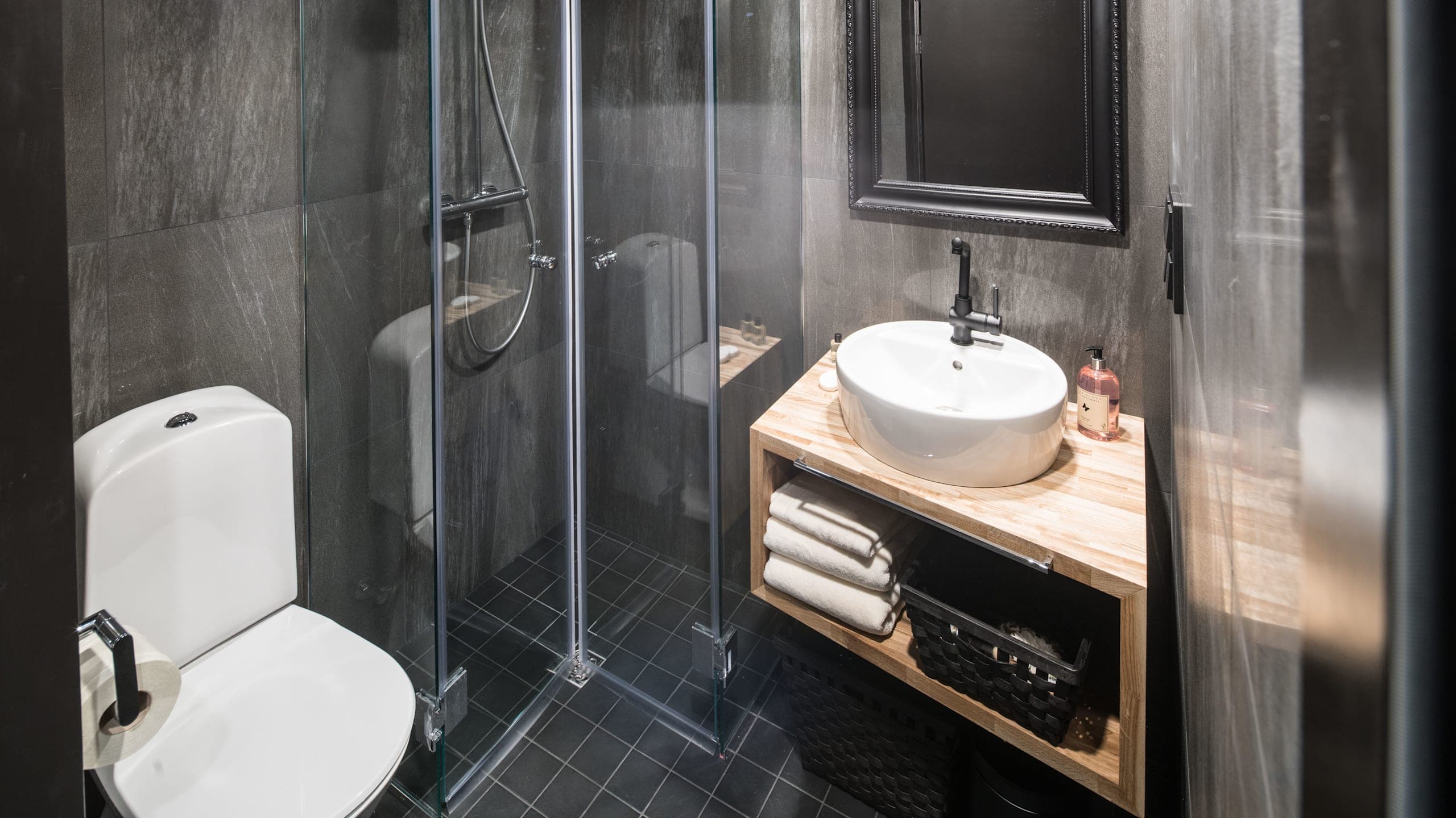 Arctic Treehouse Hotel - Image 5