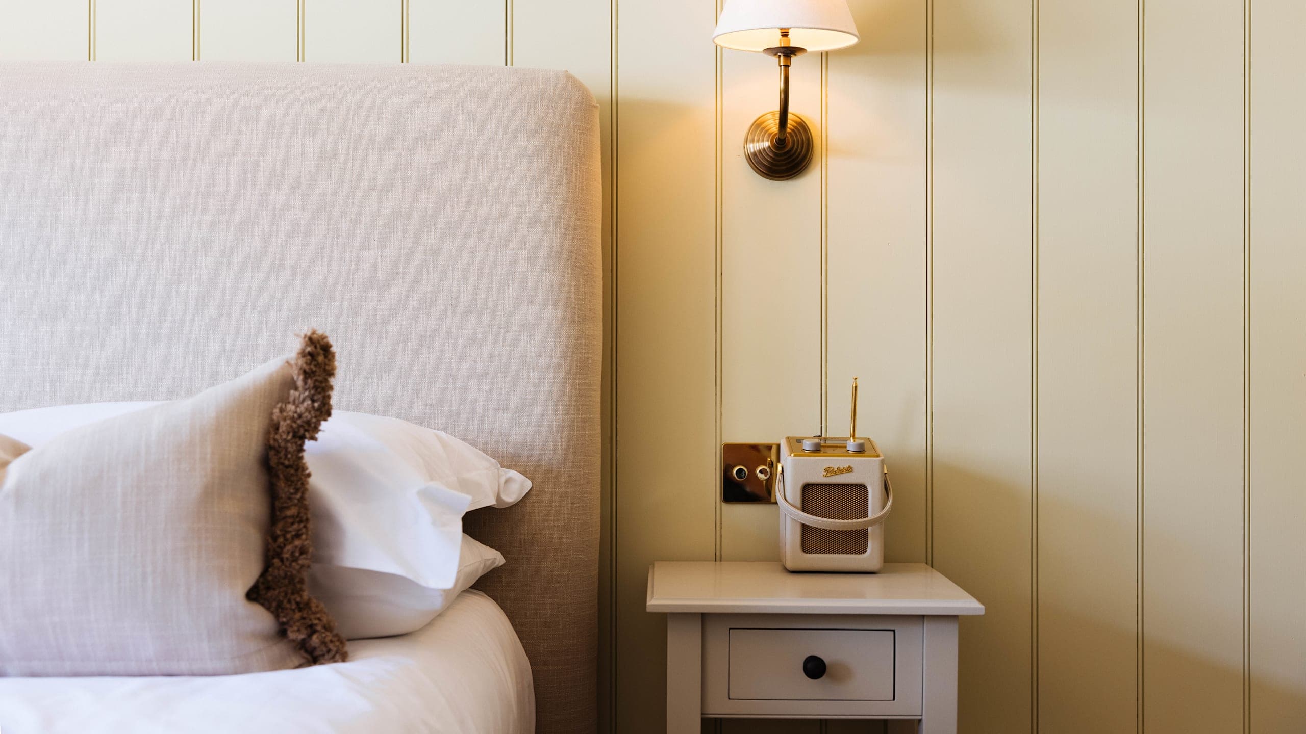 Classic King Size Bedroom - Image 5