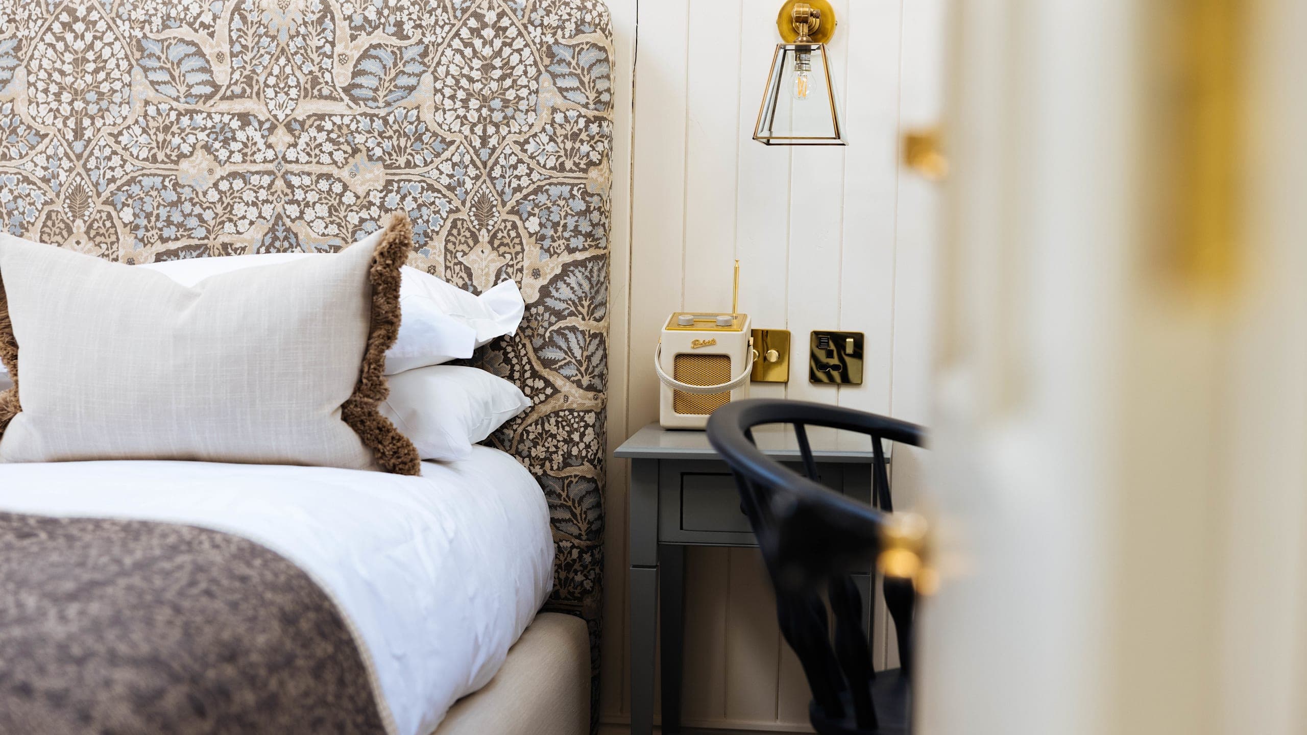 Classic King Size Bedroom - Image 4