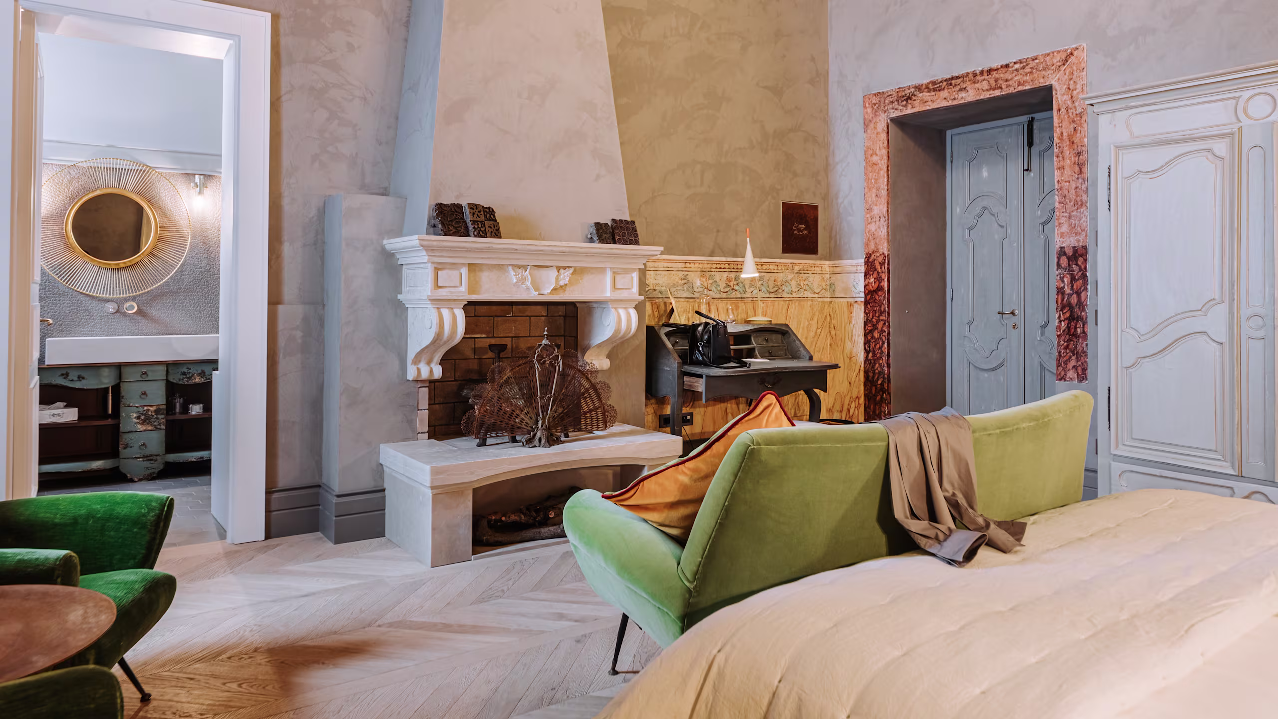 Deluxe Suite - Image 8