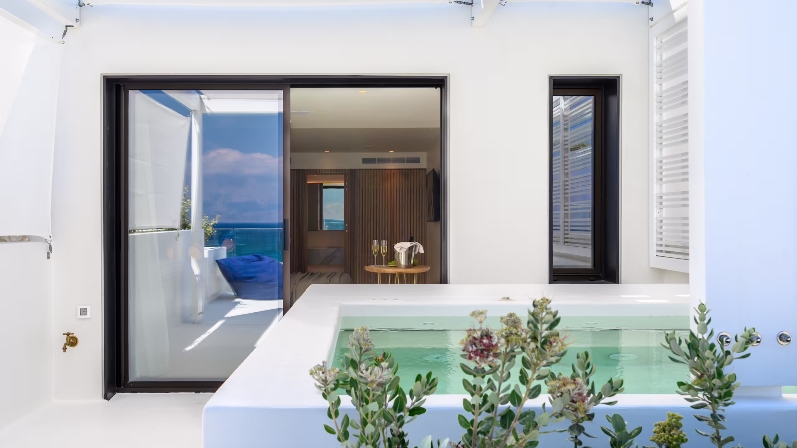 Junior Suite Sea View with Outdoor Jacuzzi - Image 4