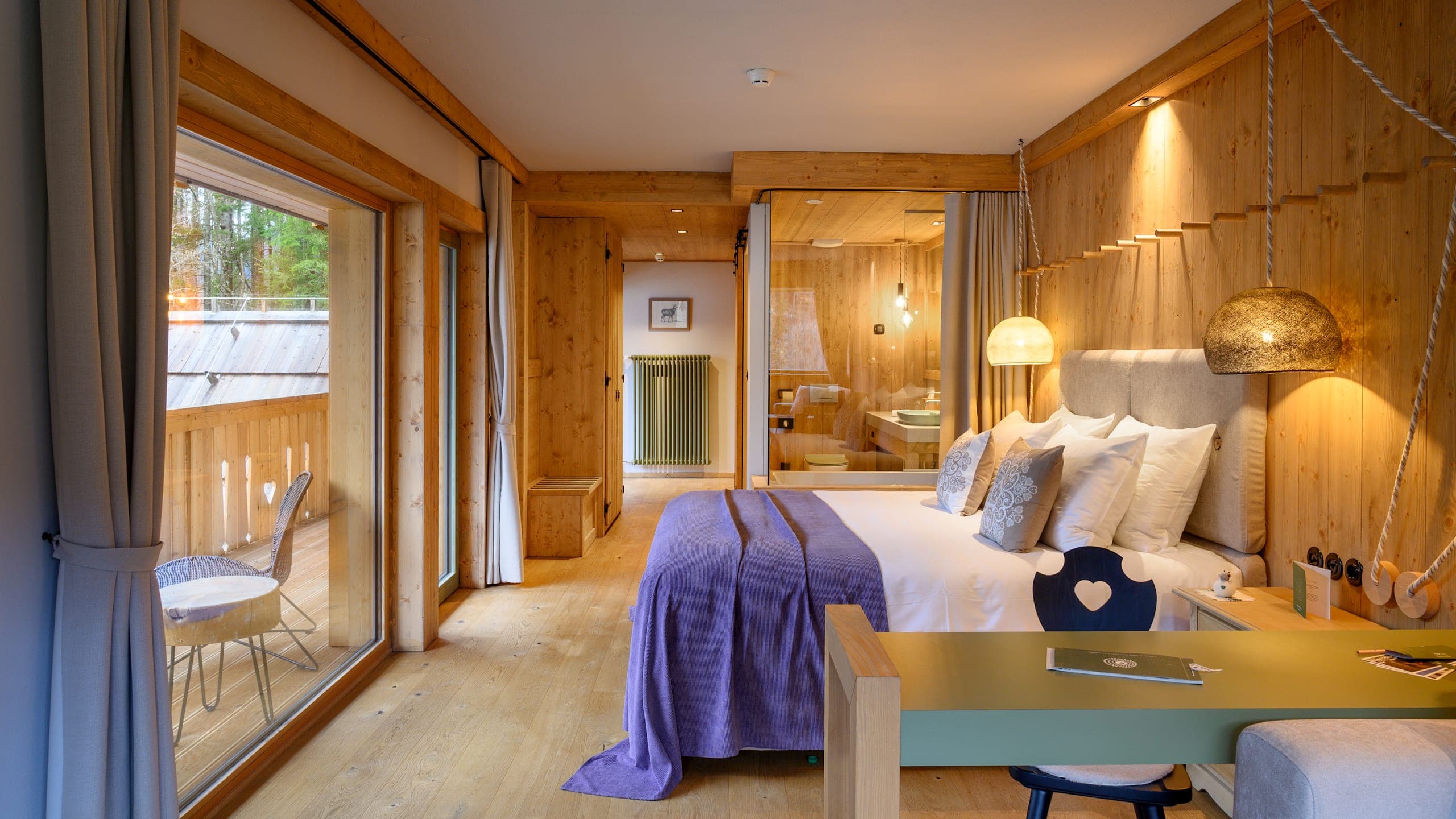 Corner Deluxe Family Room - Image 2