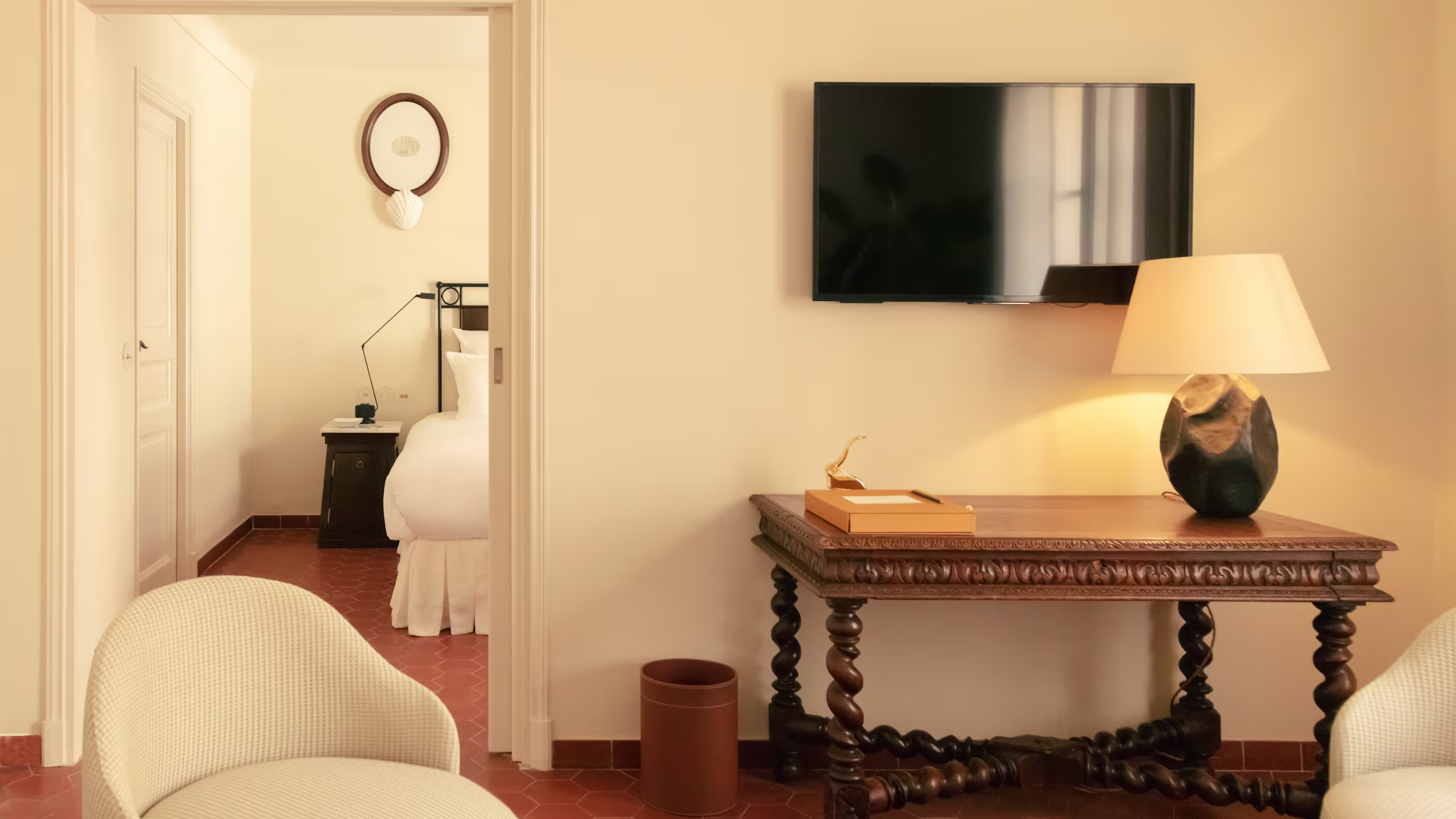 The Deluxe Suite - Image 4