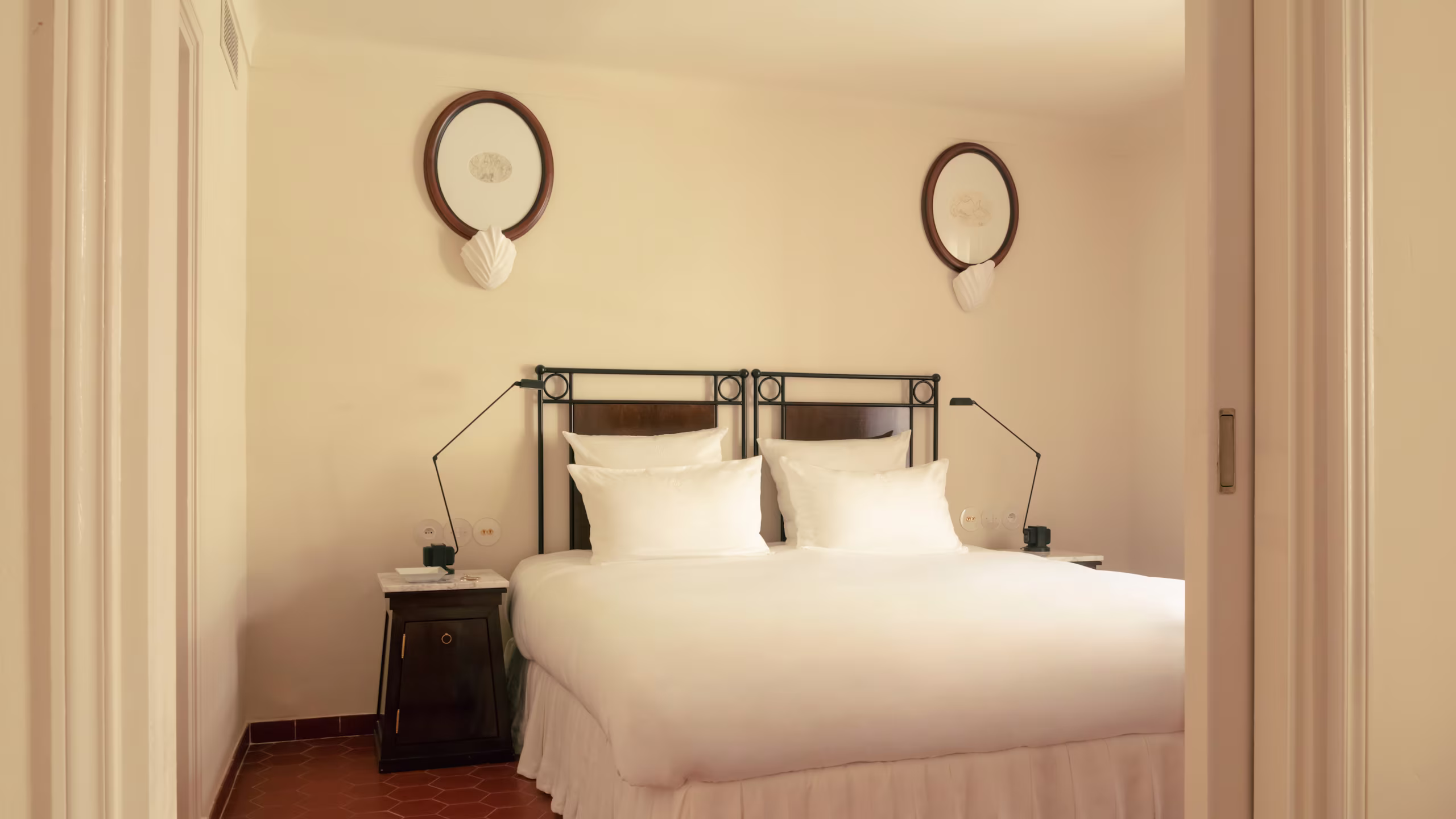 The Deluxe Suite - Image 2