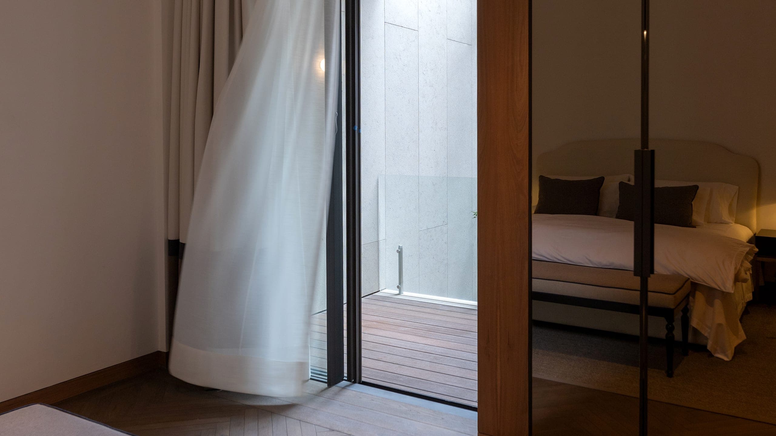 Deluxe Room - Image 7