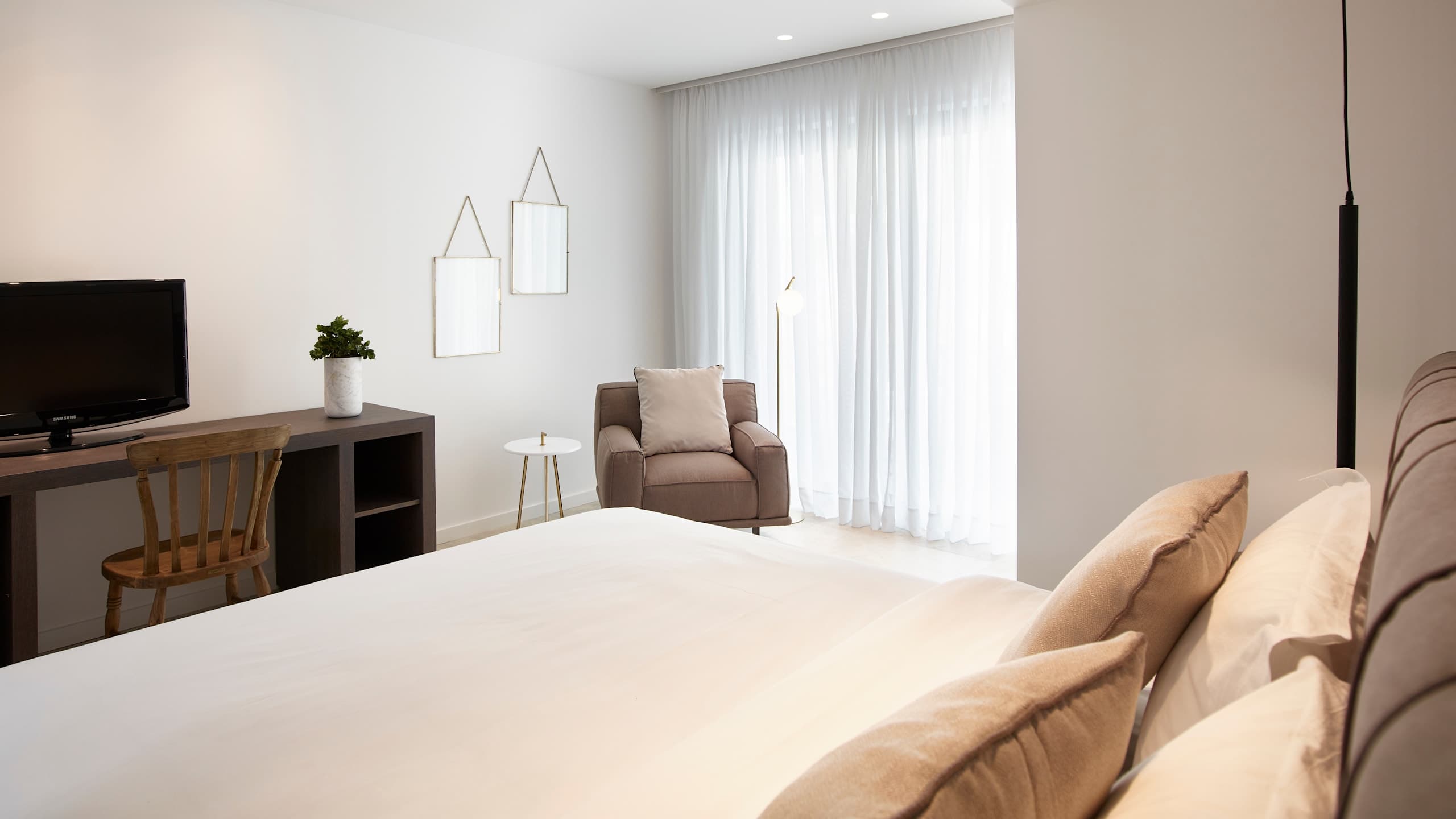Deluxe Double Room - Image 5