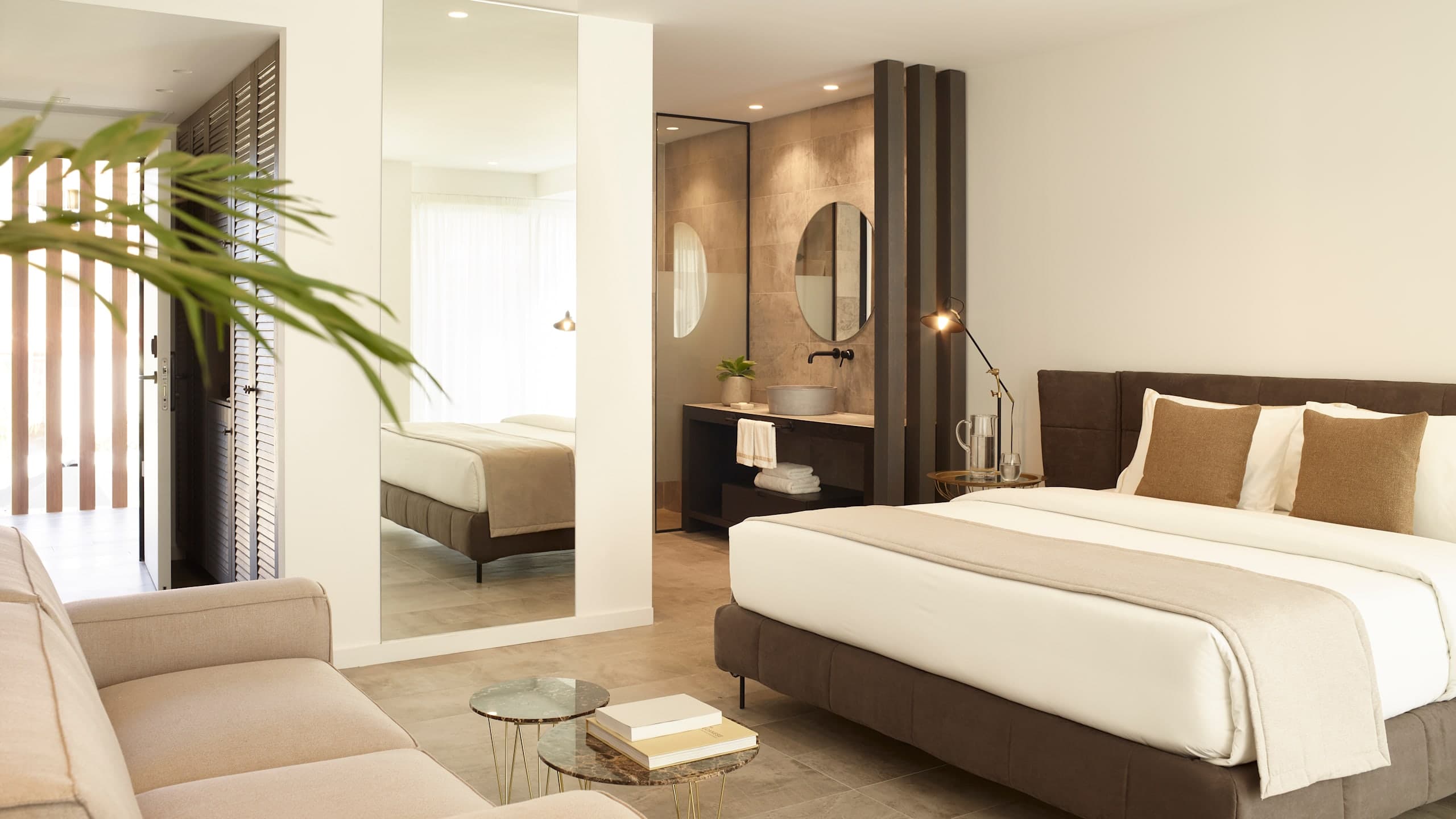 Deluxe Suite - Image 2