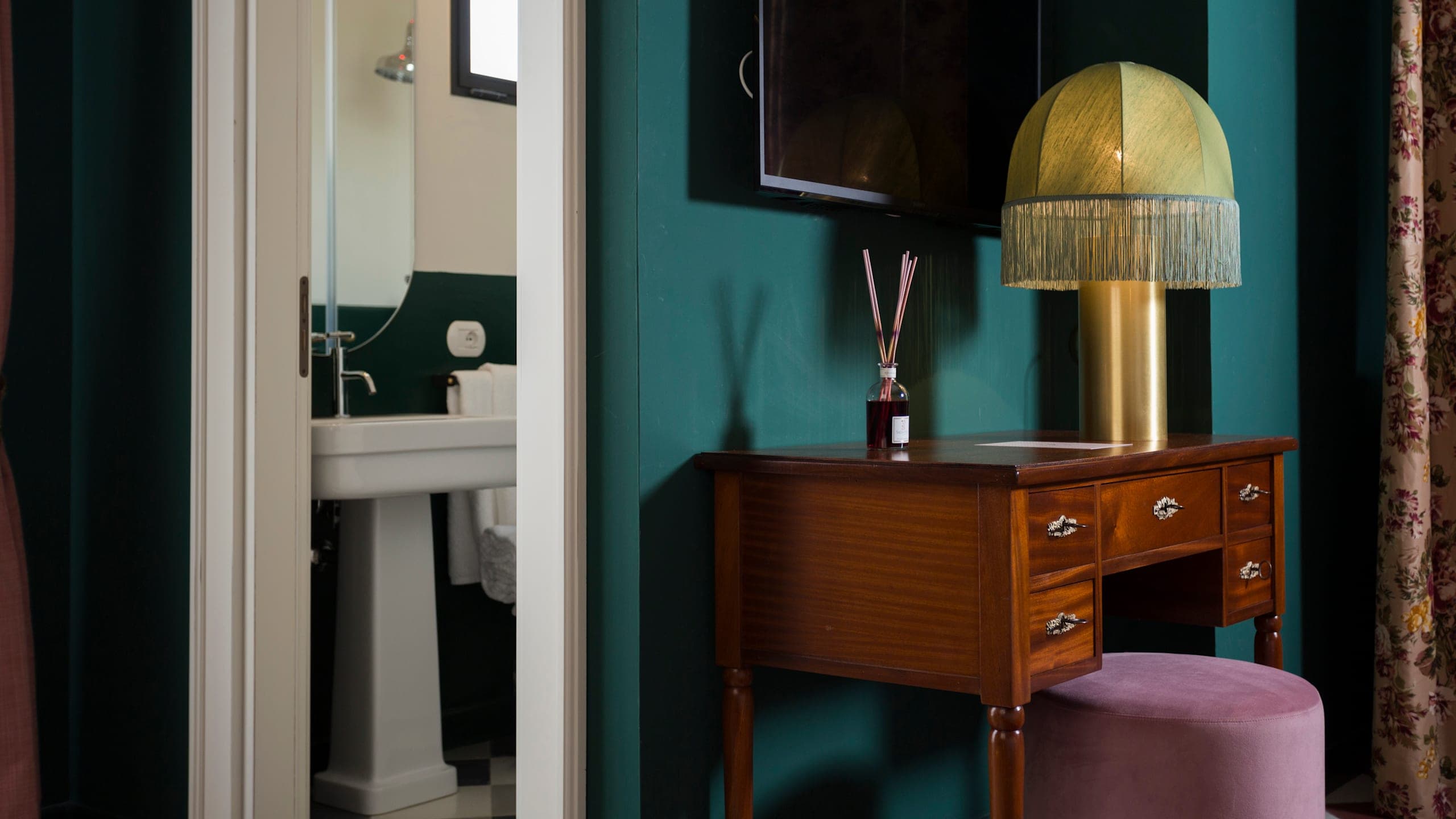 Deluxe Room - Image 4