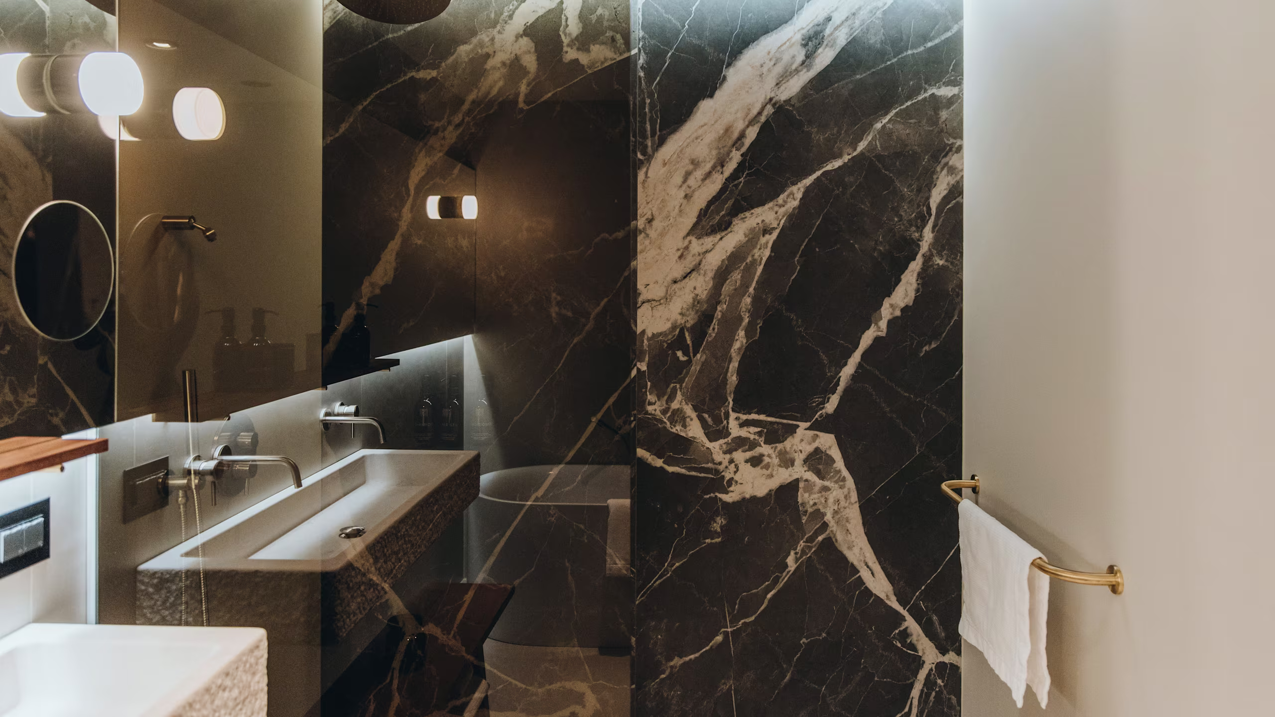 Panoramic Room - Image 12