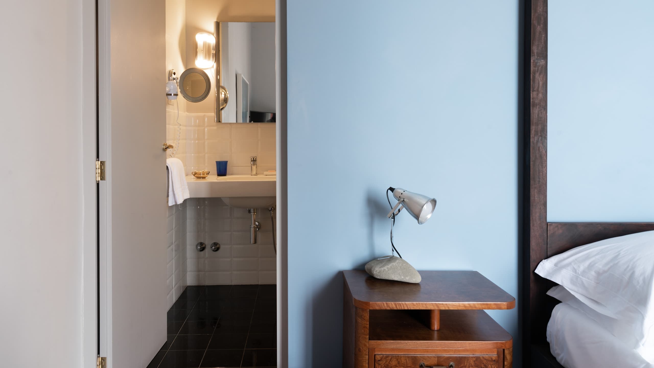 Deluxe Room With Balcony - Image 17