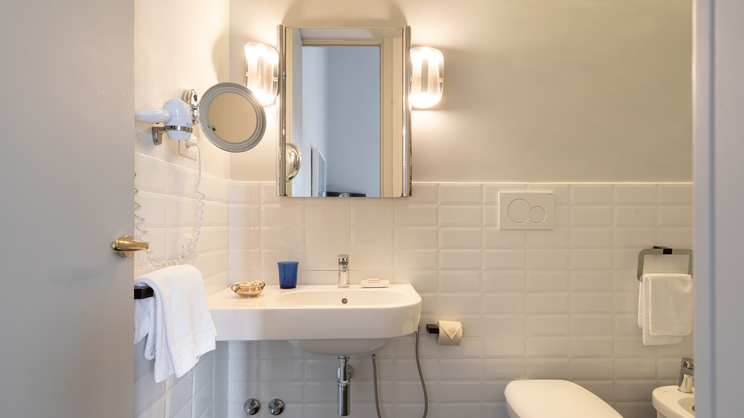 Deluxe Room With Balcony - Image 16