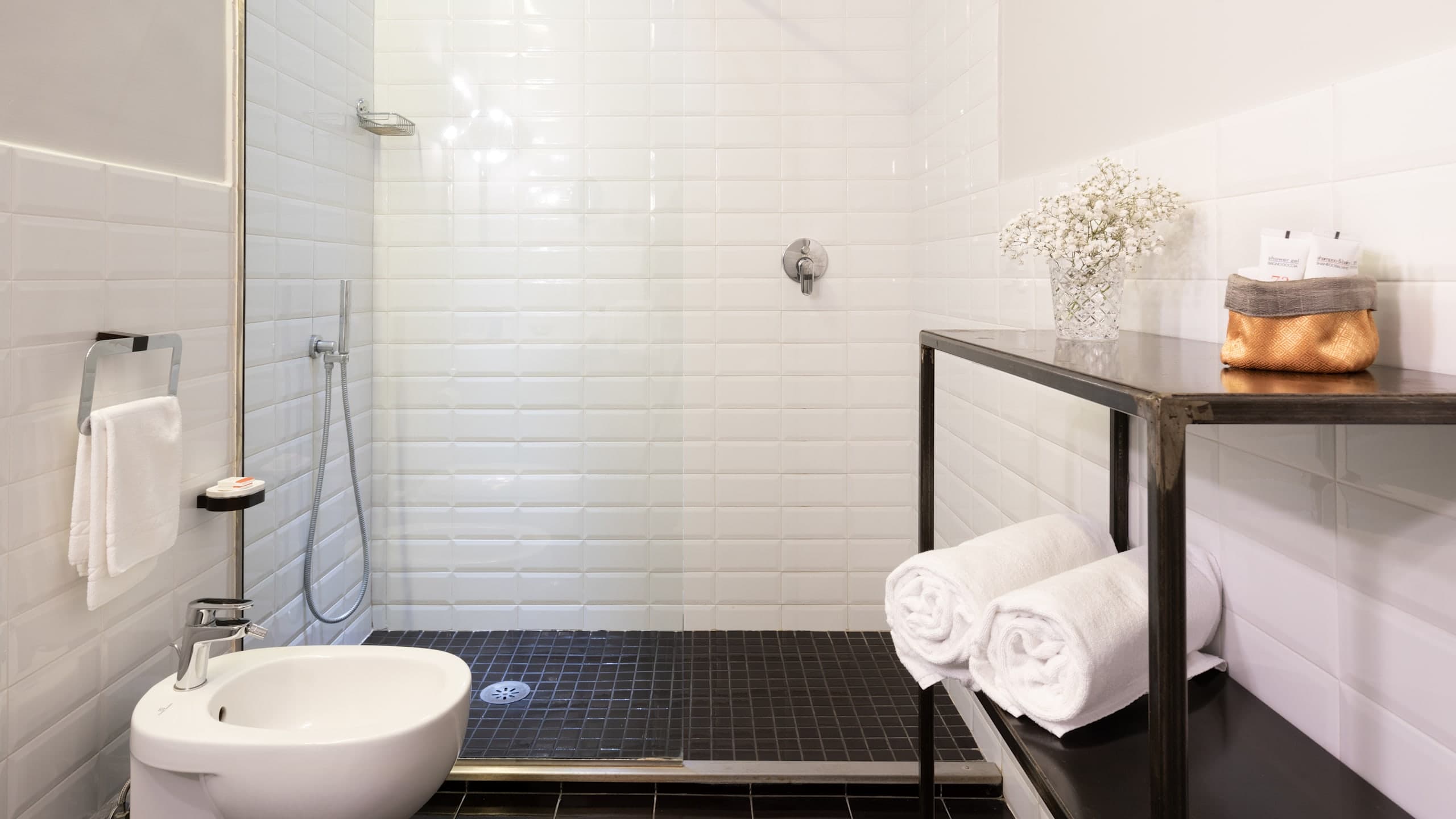 Deluxe Room With Balcony - Image 15